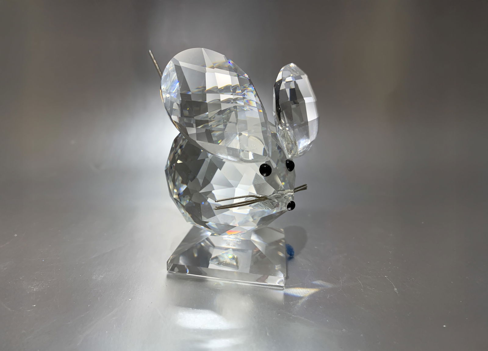SWAROVSKI: Figurine de souris en cristal Swarovski, conçue par Max Schreck. Boite d'origine. Hauteur: 3.5 po