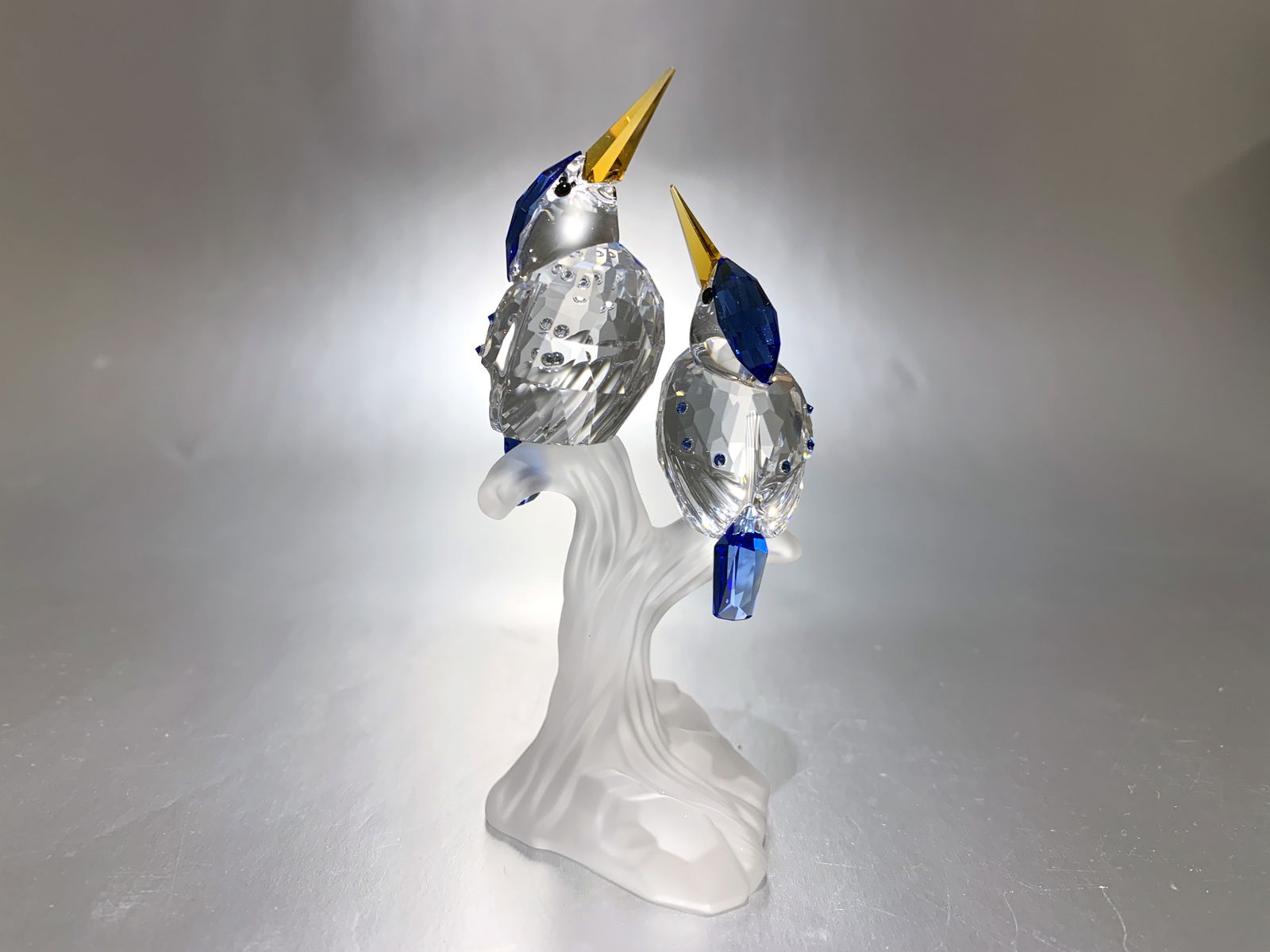 SWAROVSKI: Figurine Martin-pêcheur malachite en cristal Swarovski avec des accents de cristal saphir et des becs en cristal topaze, perchée sur une base en cristal dépoli. Boite d'origine. Hauteur