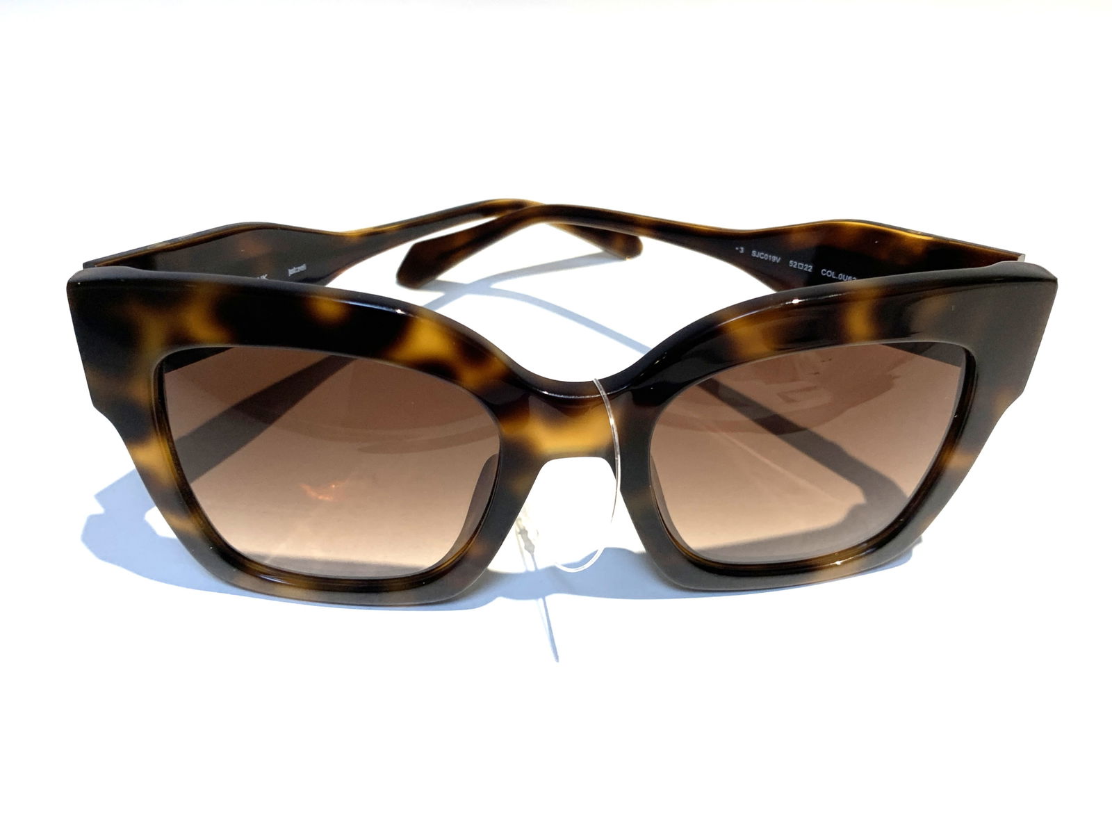 Just Cavalli par Roberto Cavalli: Verres solaires pour femme. Item neuf avec fragment d’étiquette. Valeur au détail de 294$