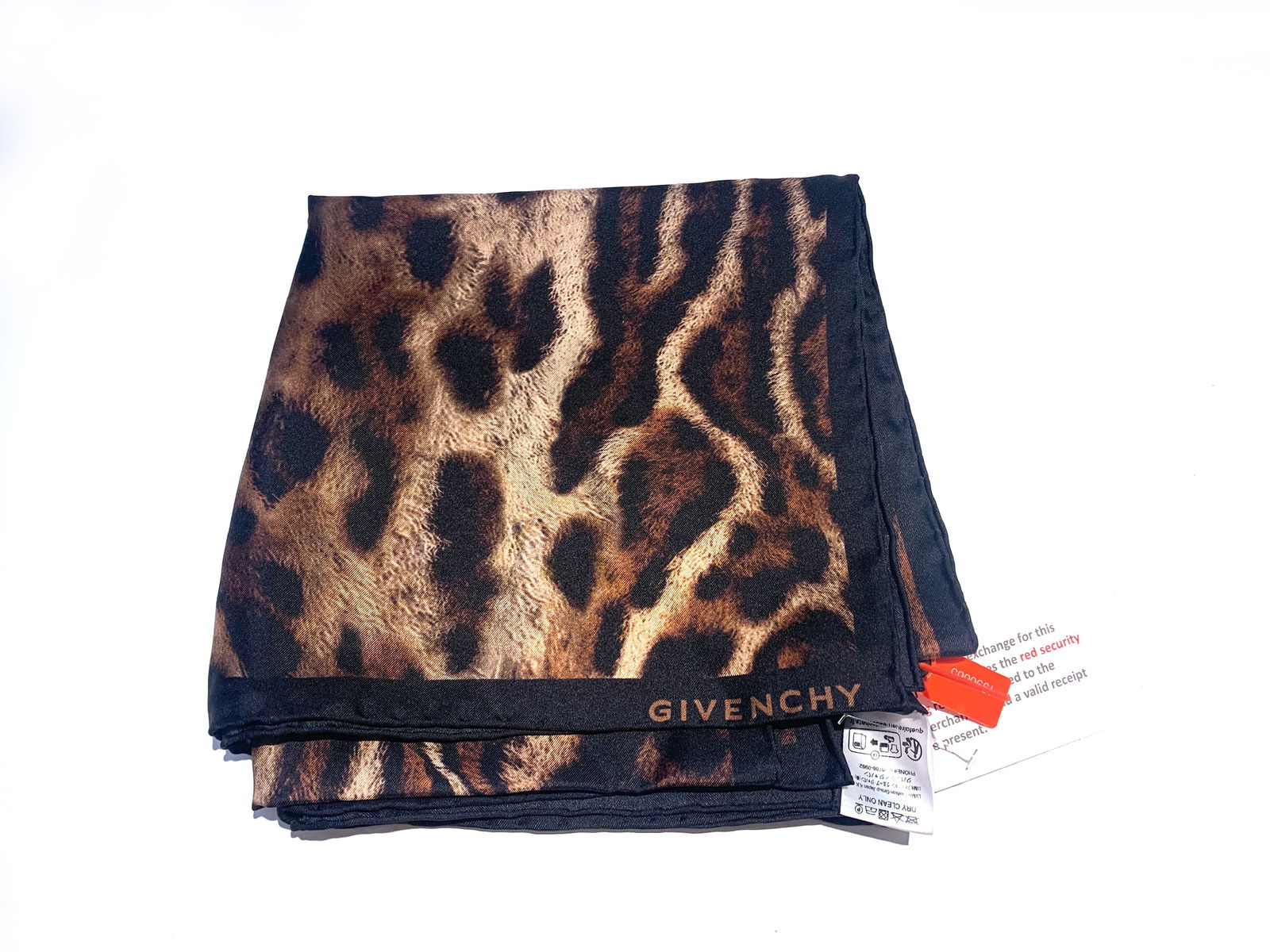 GIVENCHY: Carré de soie de 33 po. Item neuf avec étiquette. Valeur au détail de 770$