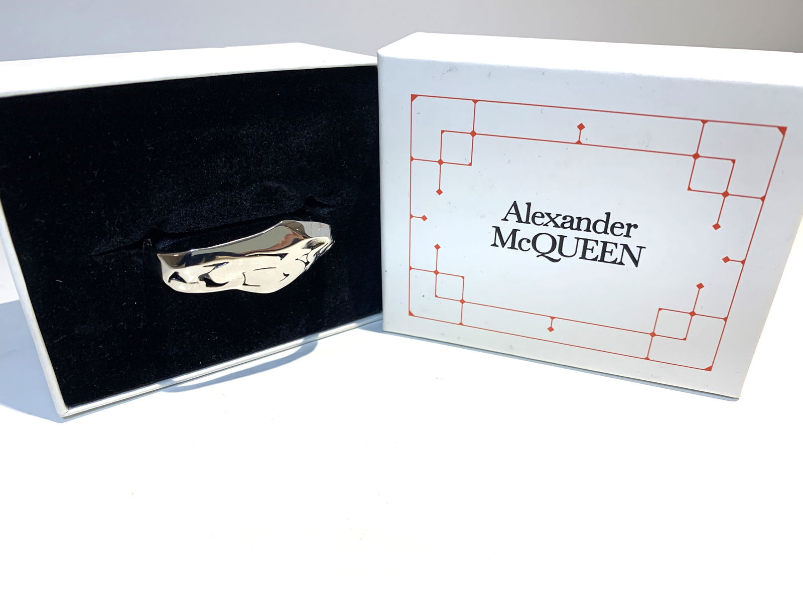 Alexander Mcqueen: Bague unisexe double en laiton argenté. Item neuf dans sa boîte d’origine avec sa pochette de transport. Valeur au détail de 390$