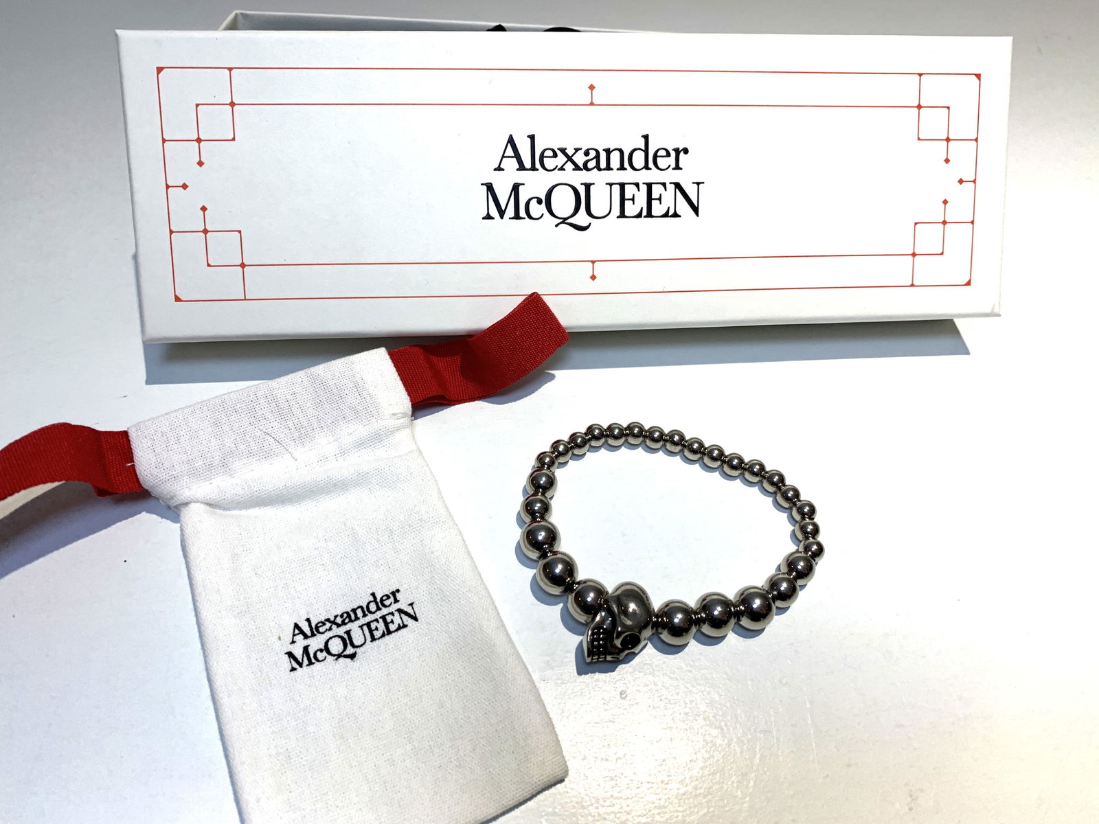Alexander Mcqueen: Bracelet unisexe en laiton fini palladium. Item neuf dans sa boîte d’origine et avec sa pochette de transport. Valeur au détail de 385$