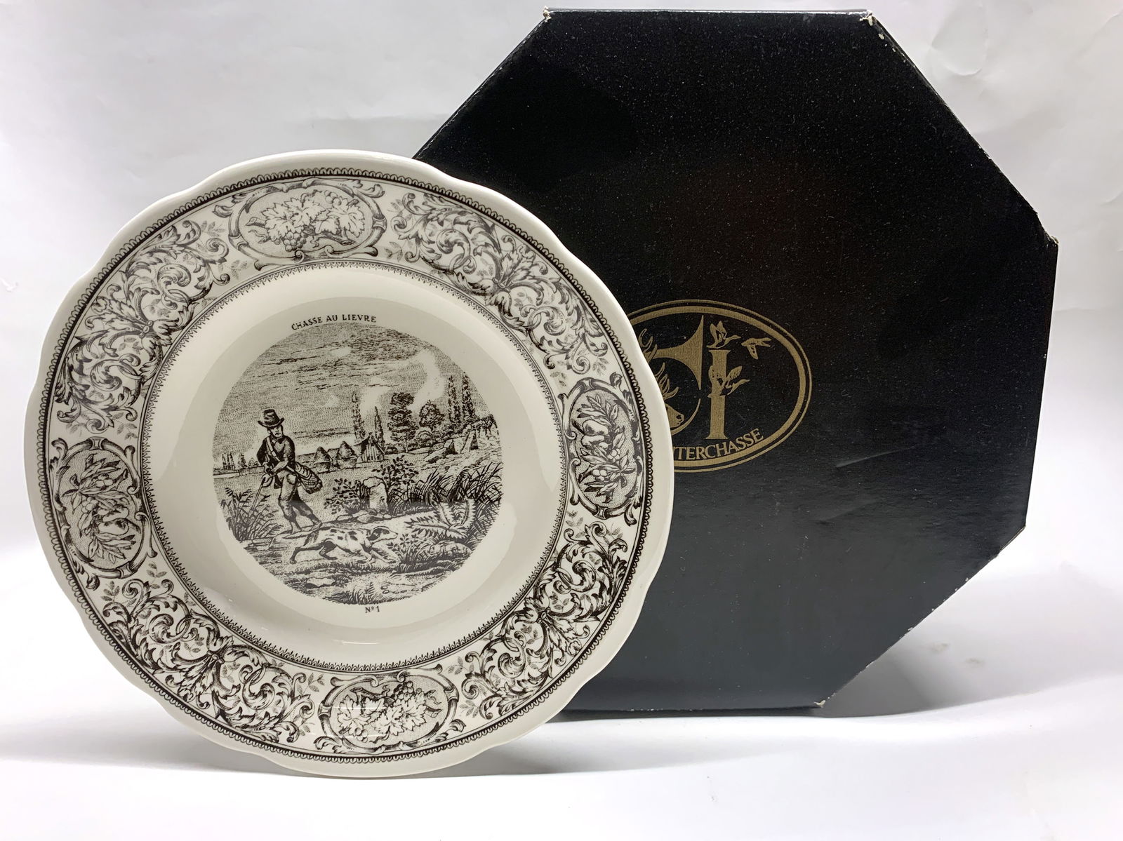 Service en faïence de GIEN: Ensemble de six assiettes en faïence de GIEN (France), signées et estampillées. Chaque pièce arbore un décor central différent illustrant une scène de chasse traditi