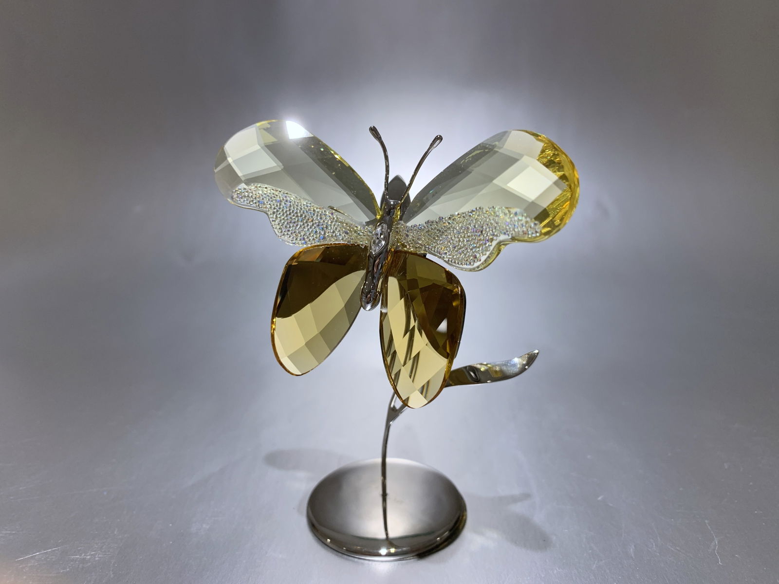 SWAROVSKI: Figurine de papillon Almina Jonquil en cristal Swarovski et métal argenté, collection "Paradise" (Paradis). Boite d'origine. Hauteur: environ 4 po