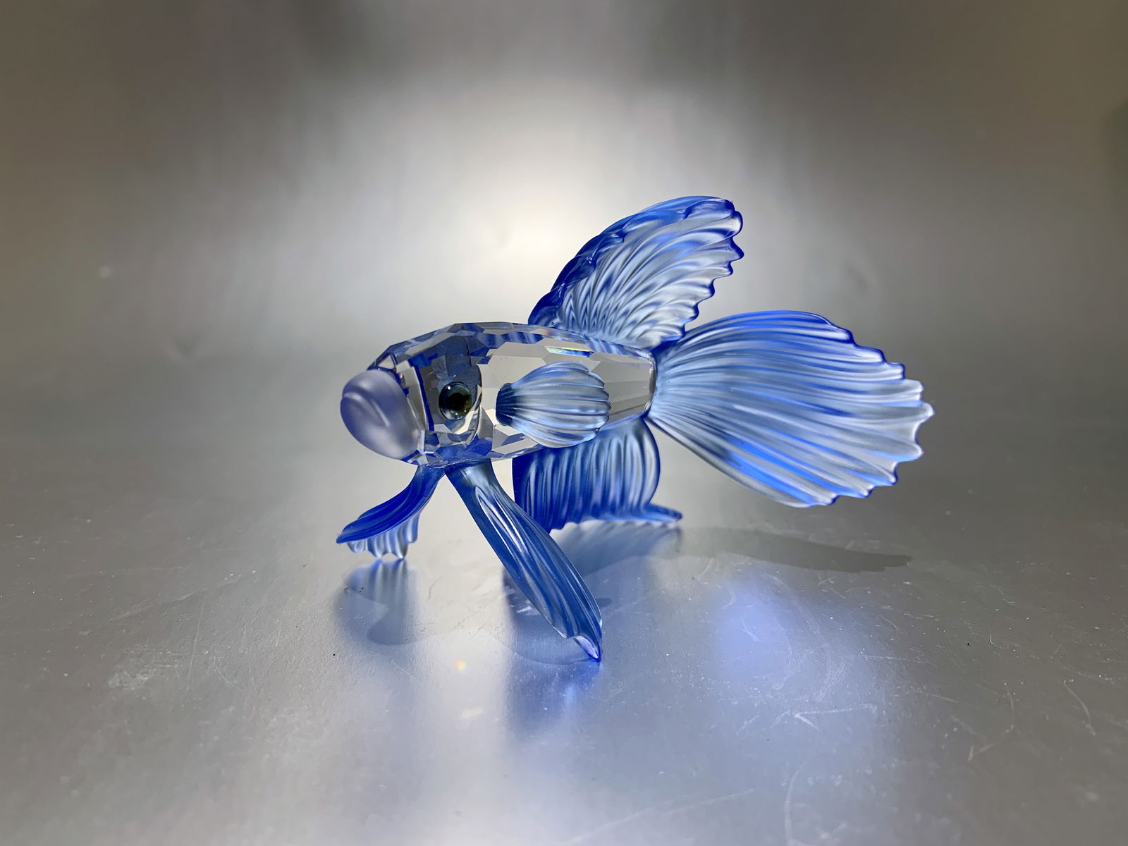 SWAROVSKI: Figurine de poisson combattant siamois bleu en cristal Swarovski, collection South Sea (Mers du Sud). Conçue par Heinz Tabertshofer. Boite d'origine. Hauteur: 2 po Longueur: 3.5 po