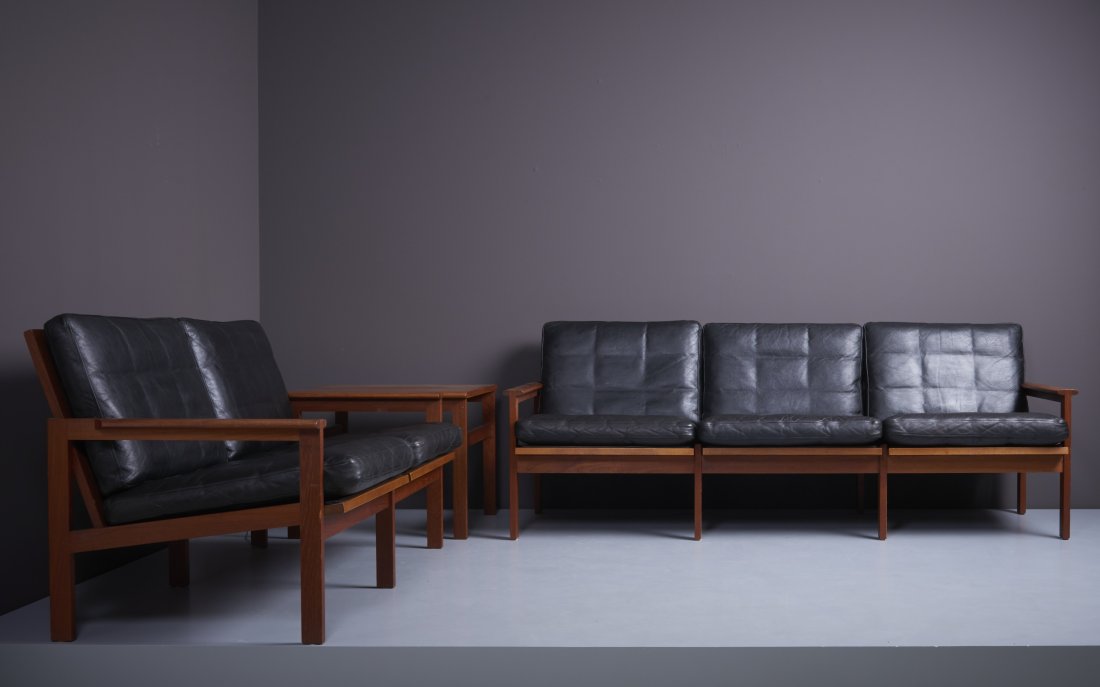 Illum Wikkelso 'Capella' Set of 2x Black Leather Sofa & Side Table Denmark 1960s: Original condition 'Capella' Set consisting of one 2 -seater sofa, one 3-seater sofa and a side table by Danish furniture designer Kristian Illum WikkelsÃ¸ (1919-1999) for Niels Eilersen. Outstandin