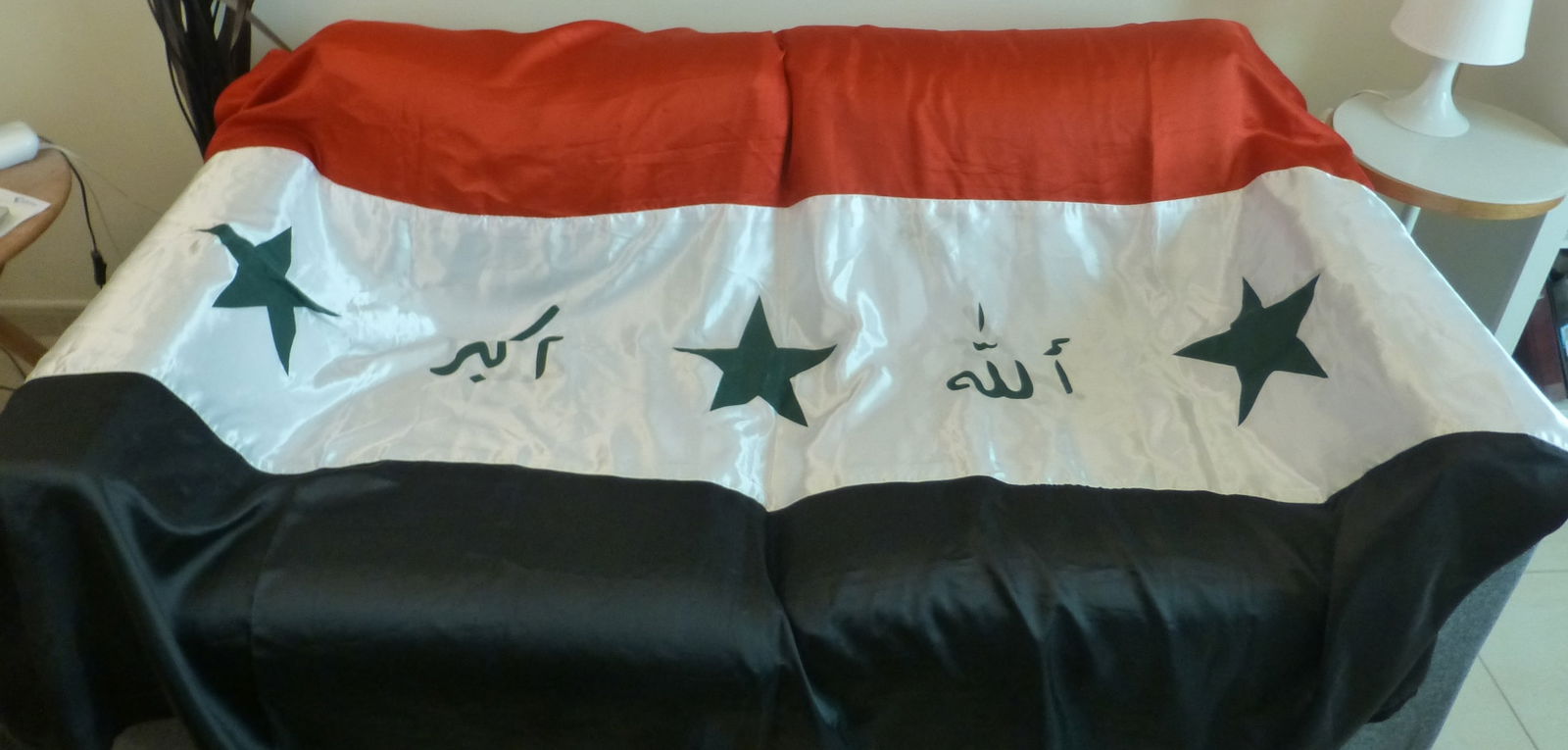 Iraq flag from the Saddam Hussein era, a very large flag, size is about 115x240 cm, a very scarce: Iraq flag from the Saddam Hussein era, a very large flag, size is about 115x240 cm, a very scarce original double sided flag.
