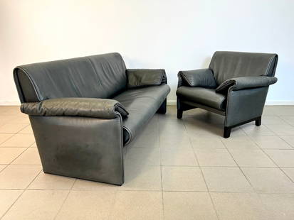 DE SEDE DS 14 LEATHER SOFA AND ARMCHAIR: Dimensions: Armchair H 31” x W 28” x D 27”/ Sofa H 31” x W 67” x D 30” x SH 16” . Black leather 2-seater sofa and armchair De Sede DS14 with folded armrests.