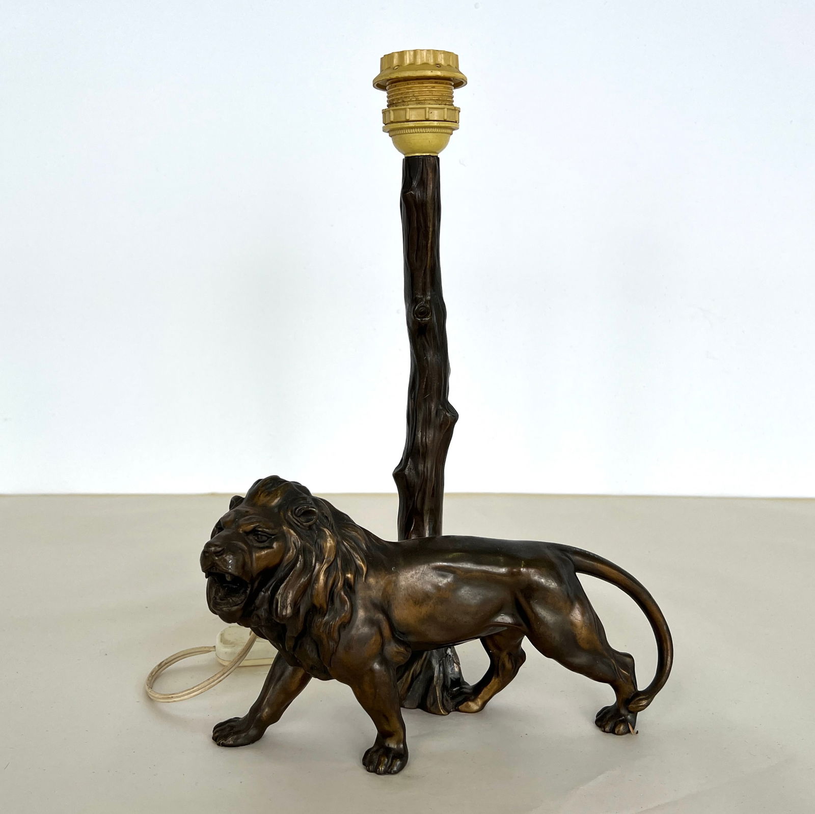 ART NOUVEAU BRONZE LION TABLE LAMP (1 of 9)