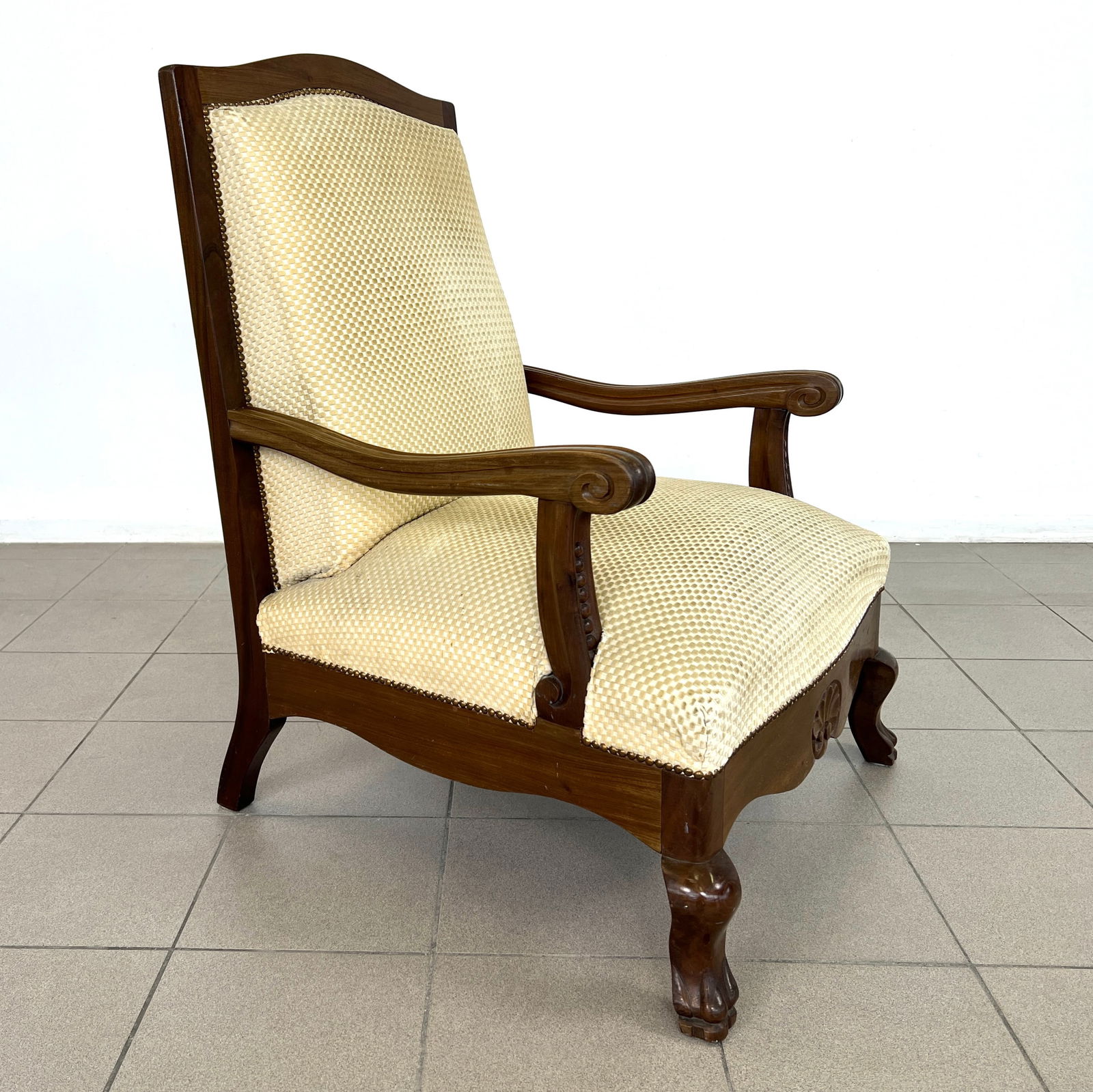 GEORGIAN STYLE MAHOGANY CARVED ARMCHAIR: Dimensions: H 40” x W 27.5” x D 29” x SH 17.5”. Antique Georgian style mahogany carved armchair with original upholstery and front legs finished with lion pawls. 037