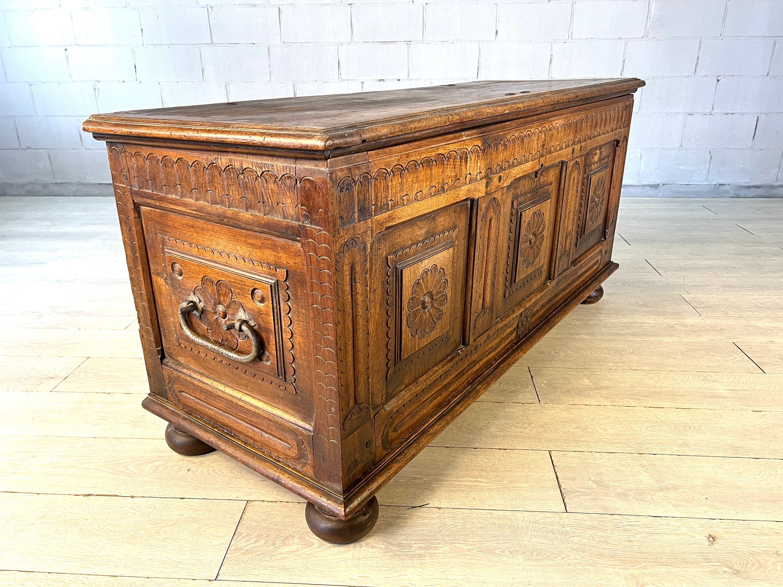 17c FRENCH CARVED OAK CHEST SIDEBOARD (1 of 17)