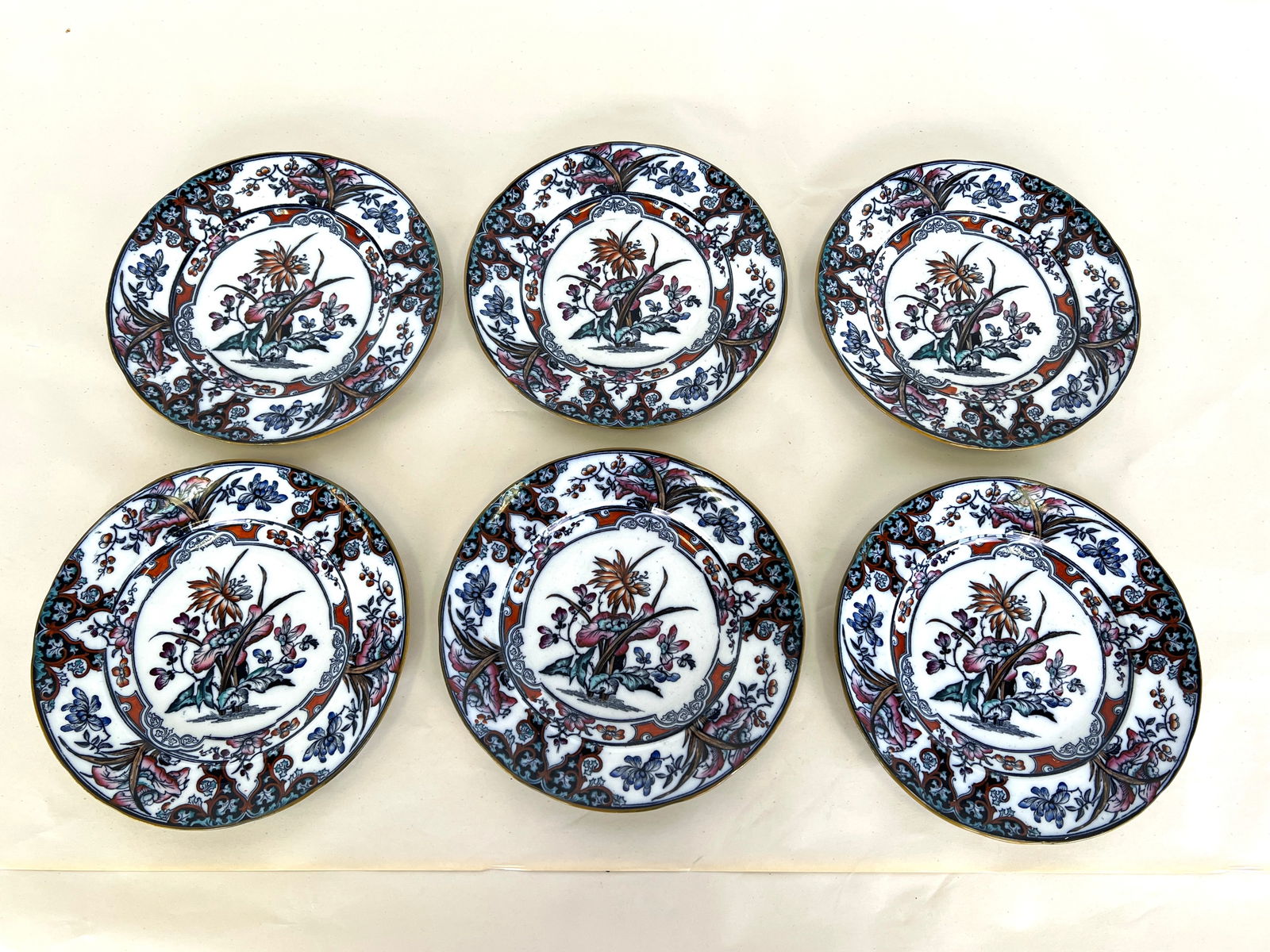 LOT (6) WEDGWOOD PEARL IRIS PLATES: Dimensions: Diam. 9.7”. Antique set of 6 porcelain Wedgwood Pearl Iris Imari pattern plates with flower design from 19c. Marked on the bottom. Flat rate shipping to US available.