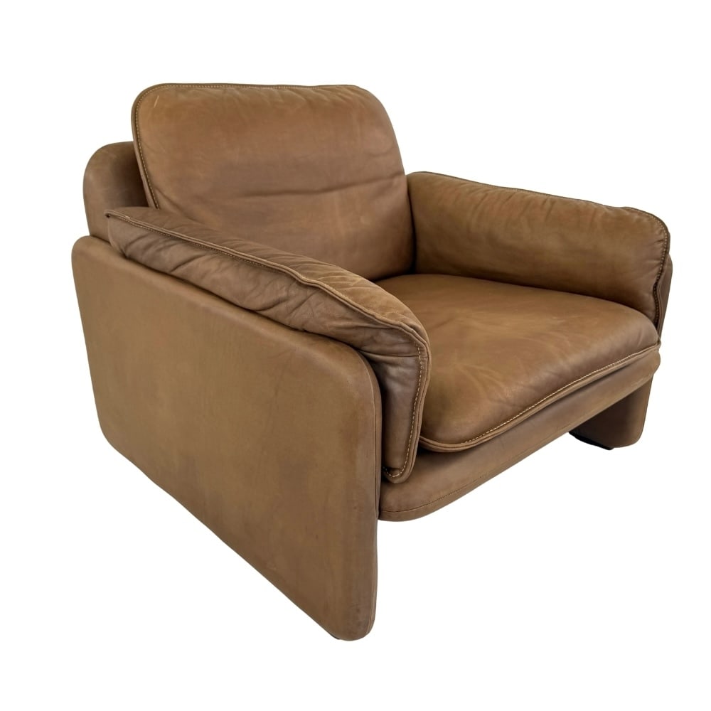DE SEDE DS61 LEATHER LOUNGE CHAIR: Dimensions: H 27.5” x W 31.5” x D 33” x SH 15”. De Sede DS61 brown leather lounge chair with removable cushions.