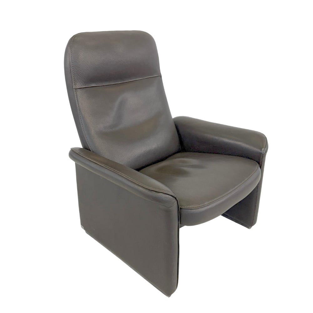 DE SEDE DS50 LEATHER LOUNGE CHAIR, 1980s: Dimensions: H 38.5” x W 31” x D 30”/46.5” x SH 16”. De Sede DS50 leather reclining lounge chair.
