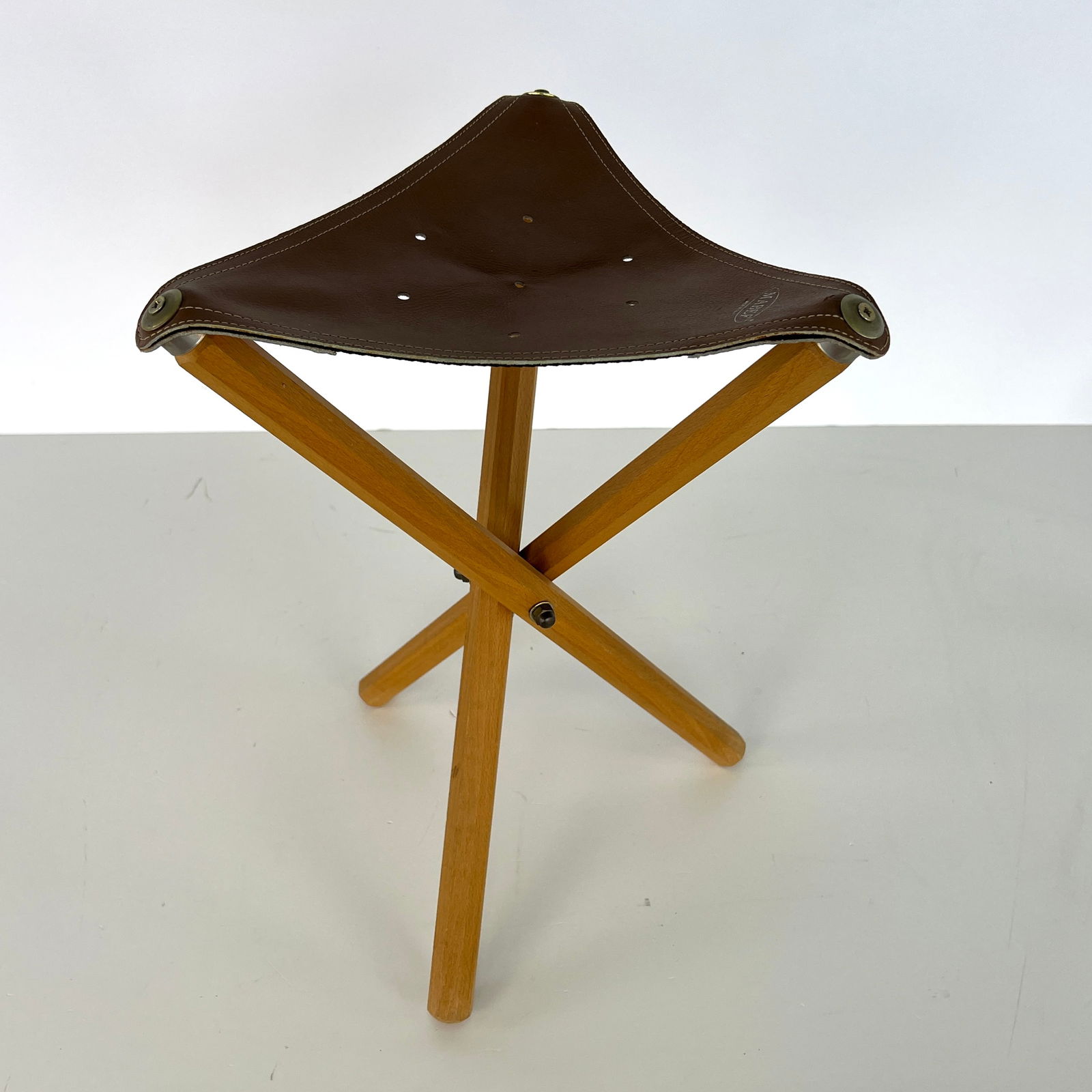 MABEF FOLDING ARTIST STOOL (1 of 8)