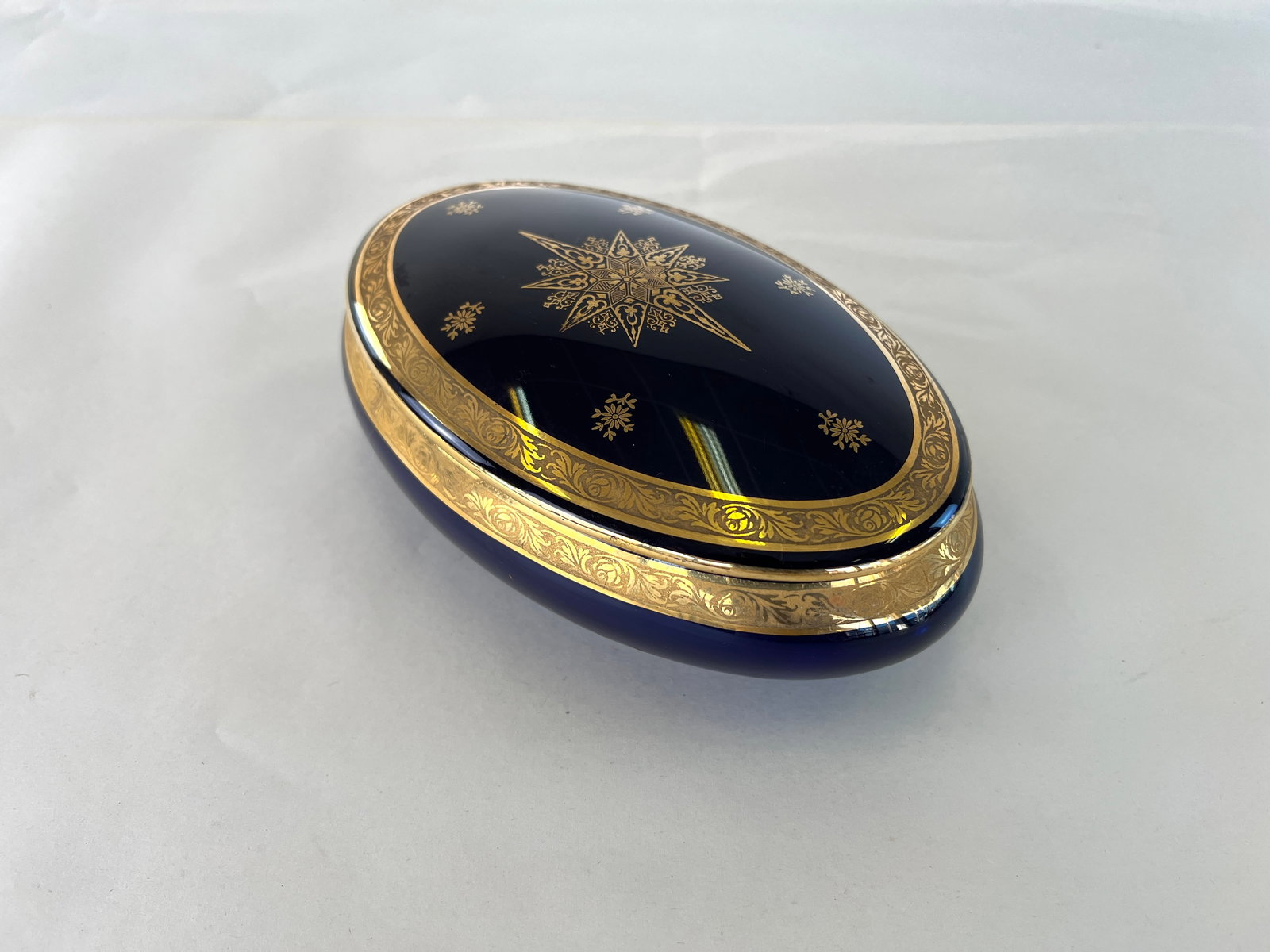 LIMOGES PORCELAIN JEWERLY BOX: Dimensions: H 2.7” x W 7.3”. Limoges porcelain jewelry or trinket box with gold inlay. Marked on the bottom.