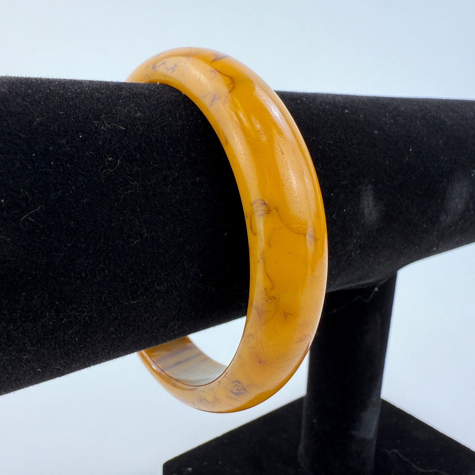 VINTAGE BAKELITE BANGLE BRACELET (1 of 5)