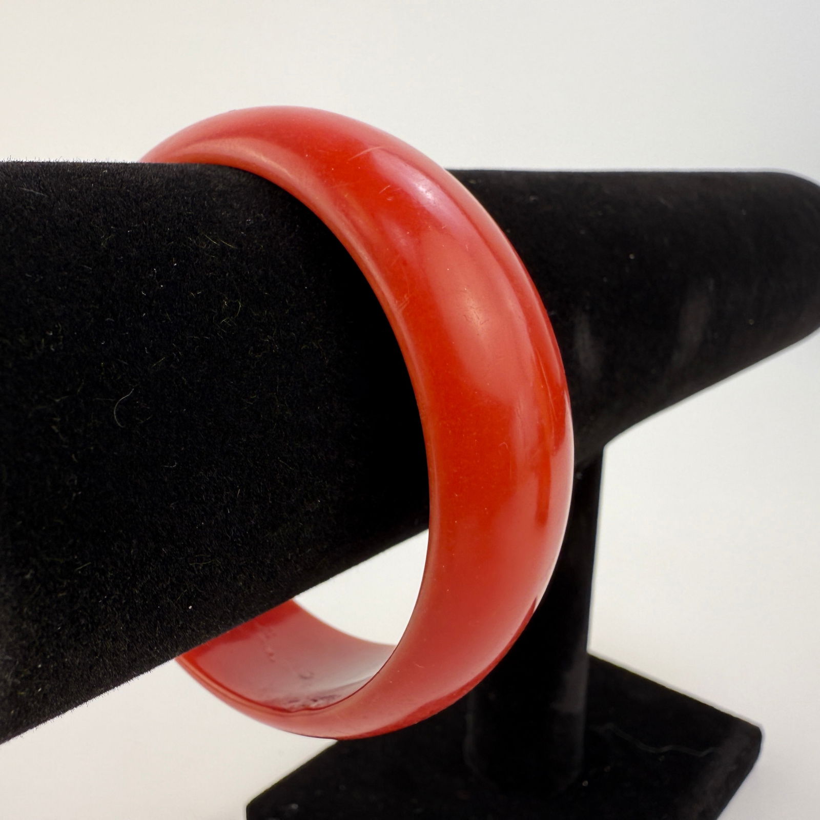 VINTAGE BAKELITE BANGLE BRACELET (1 of 6)