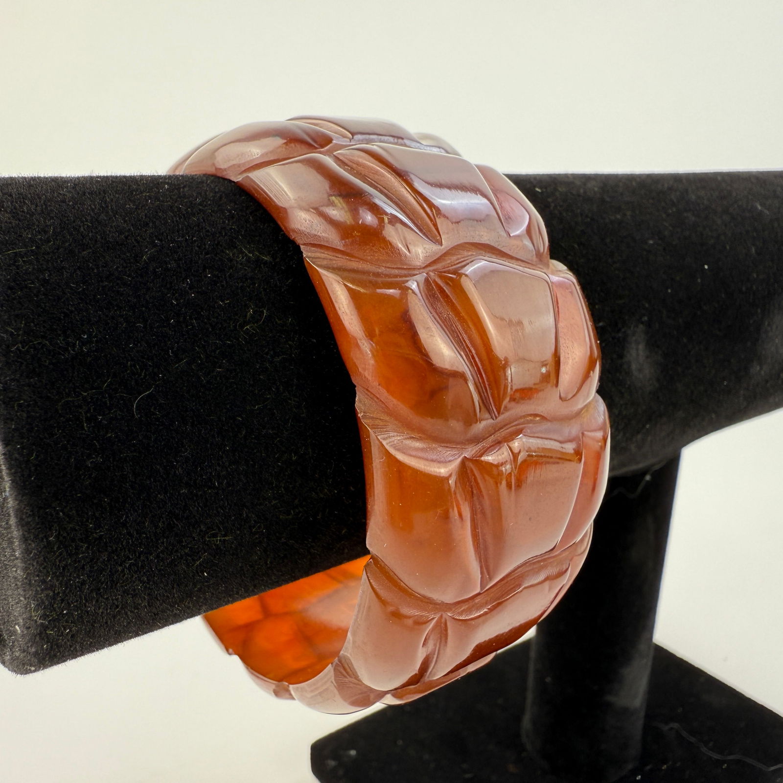 VINTAGE BAKELITE BANGLE BRACELET (1 of 6)