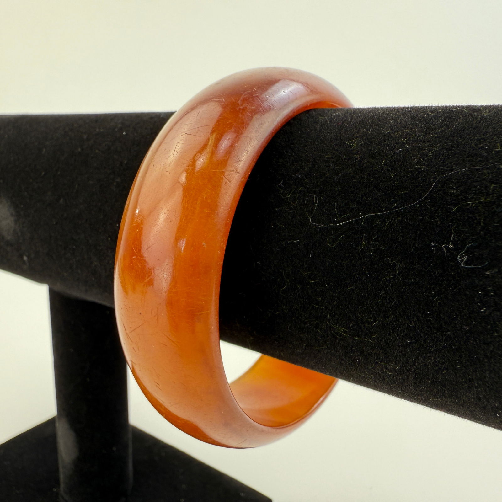 VINTAGE BAKELITE BANGLE BRACELET (1 of 5)