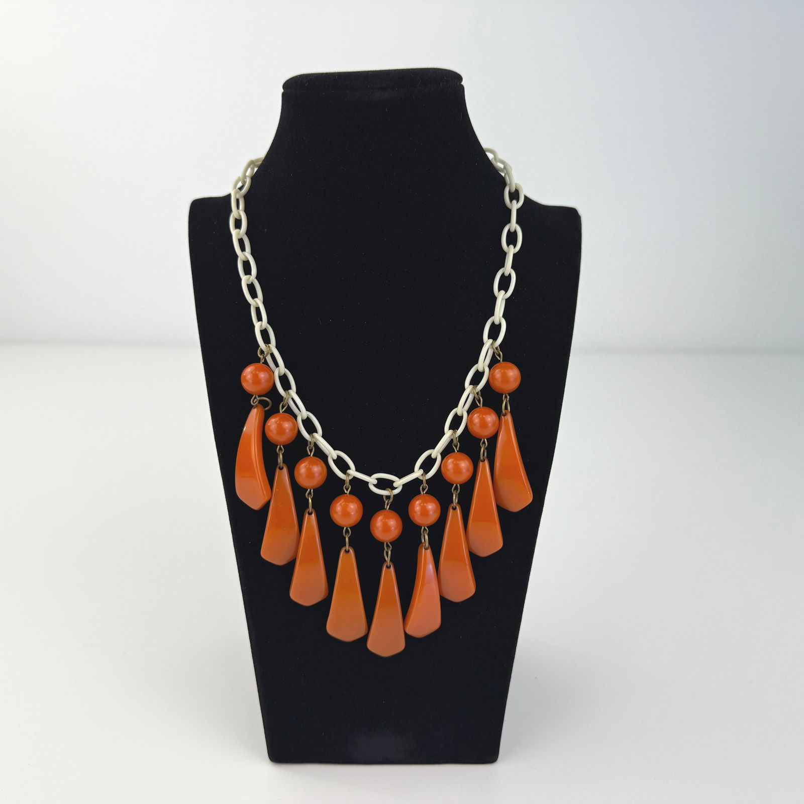 ORANGE BAKELITE NECKLACE (1 of 5)