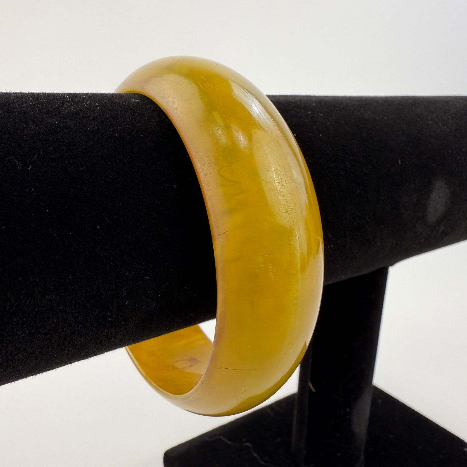VINTAGE BAKELITE BANGLE BRACELET (1 of 5)