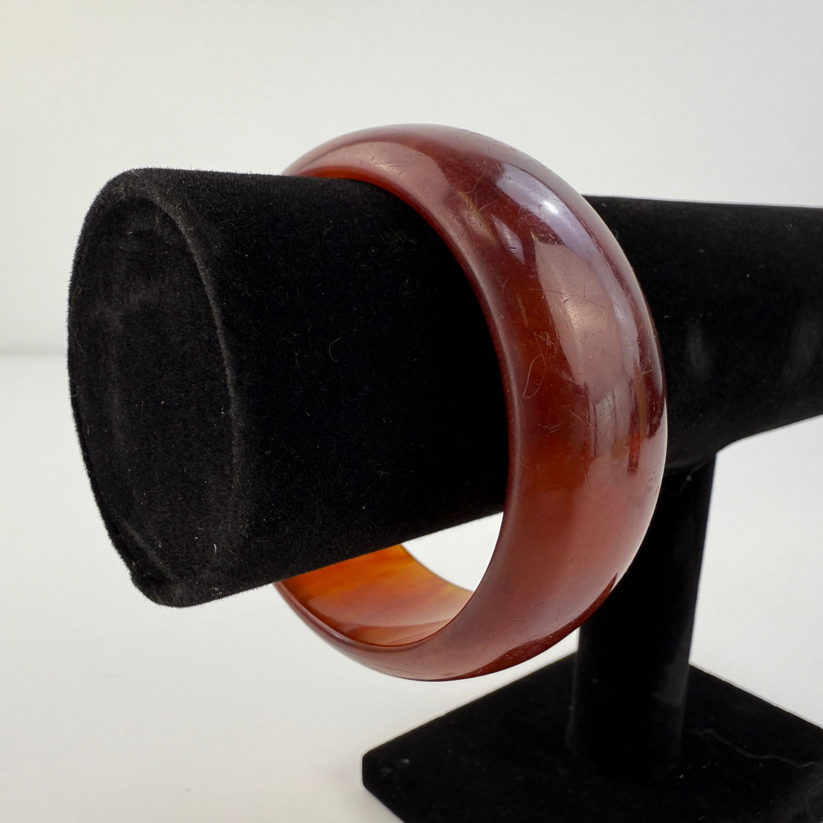 VINTAGE BAKELITE BANGLE BRACELET (1 of 5)