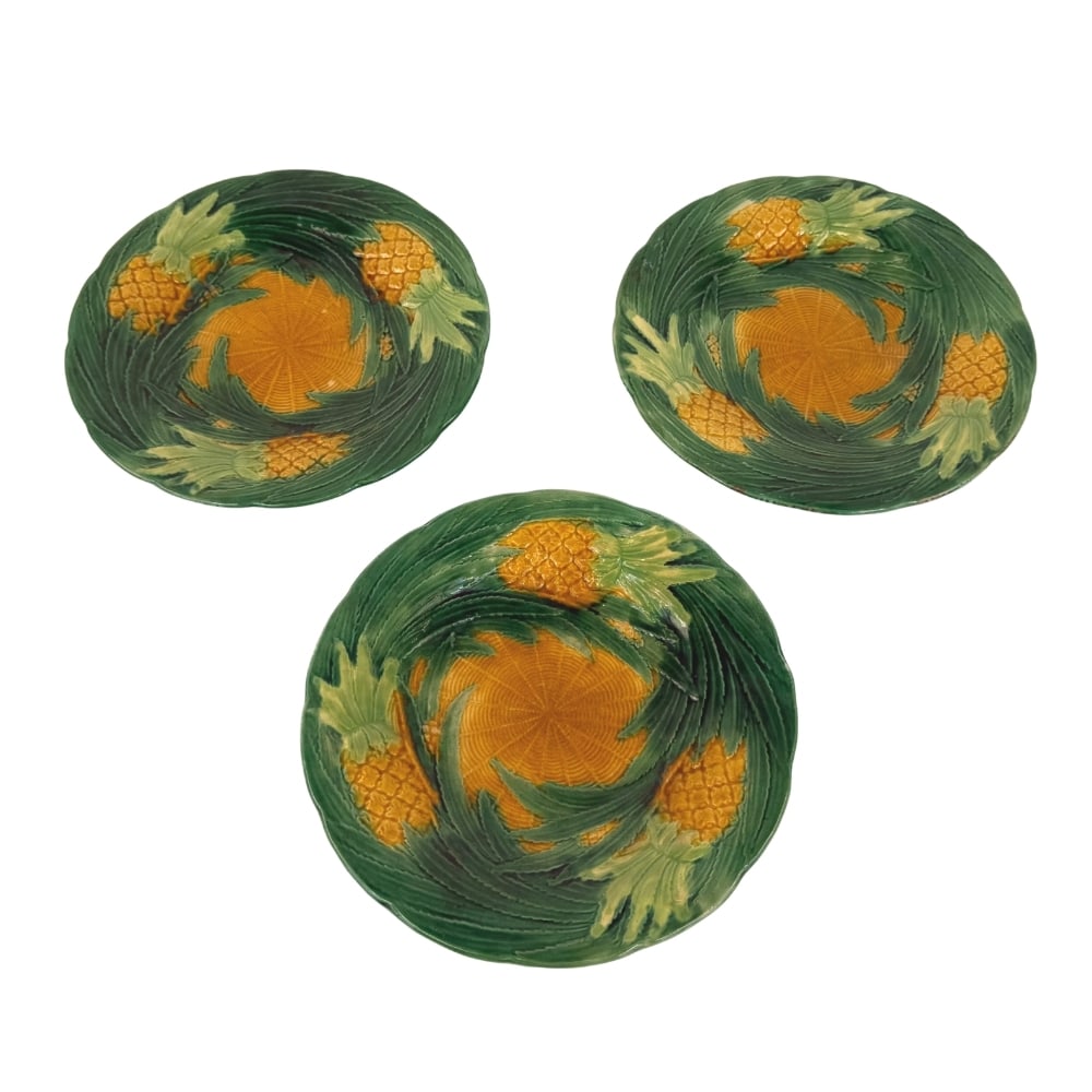(3) GEORGE JONES MAJOLICA PINEAPPLE PLATES (1 of 10)