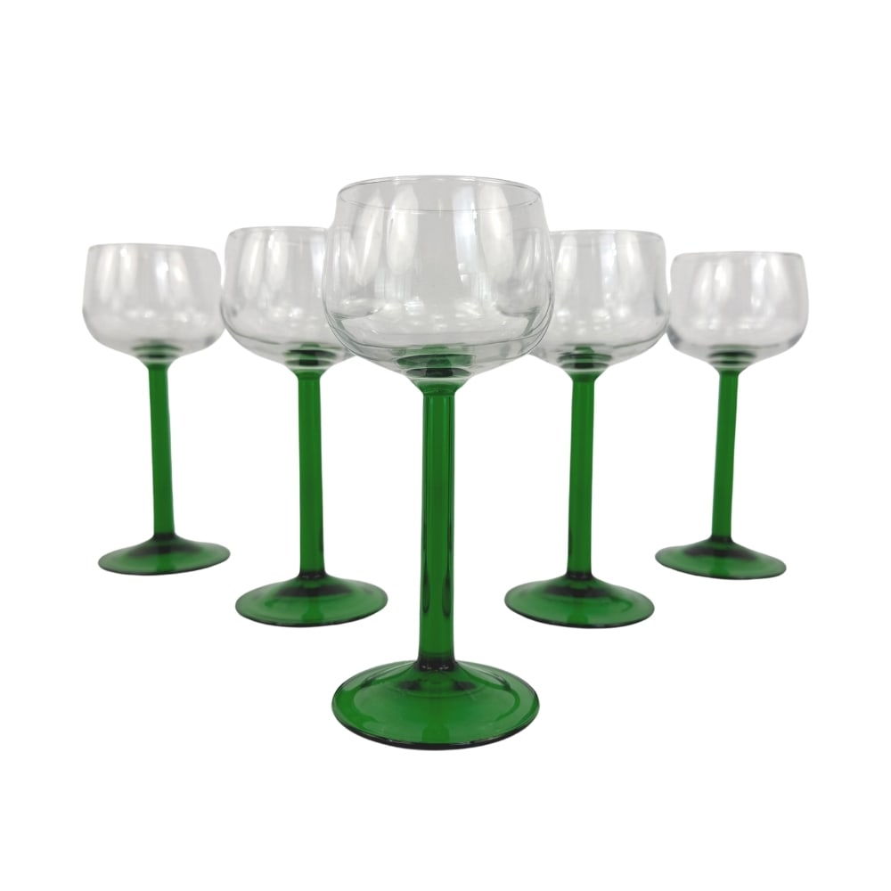 (5) LUMINARC GREEN STEM WINE GLASSES: Dimensions: H 6.7” x W 2.5”. Set of 5 French Luminarc Alsace green stem wine glasses.