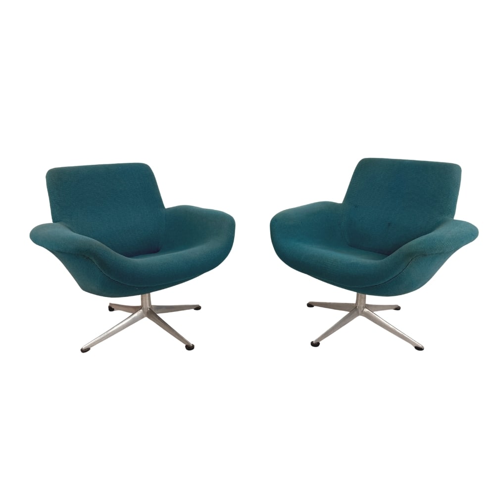 SWIVEL ARMCHAIRS ATTR. TO KNOLL KNOLL, A PAIR: Dimensions: H 30” x W 34.5” x D 30” x SH 17.5”. Pair of swivel lounge chairs attr. to Knoll KN01 Piero Lissoni, upholstered in original blue fabric.