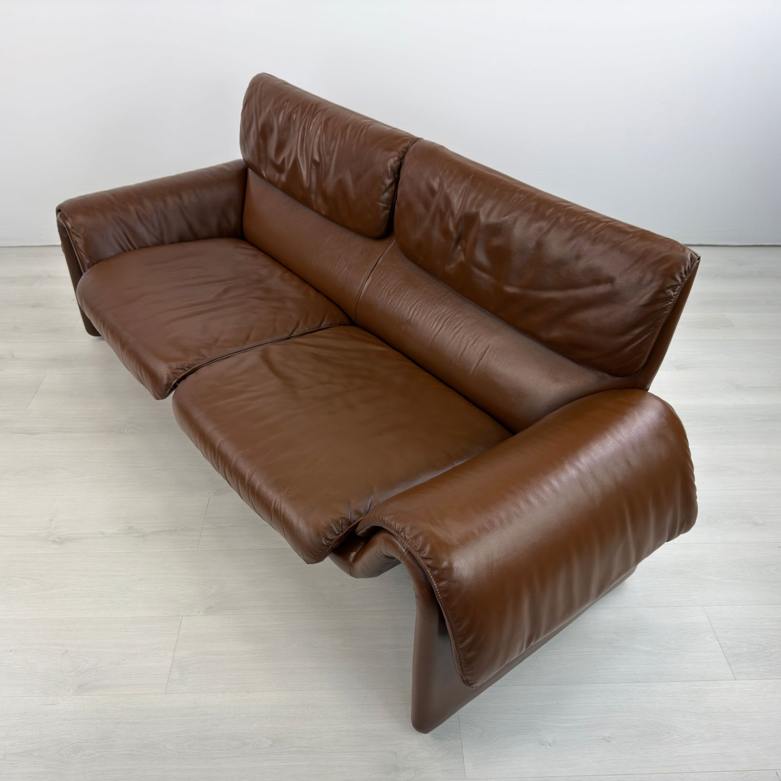 DE SEDE DS-2011 LEATHER SOFA - 4
