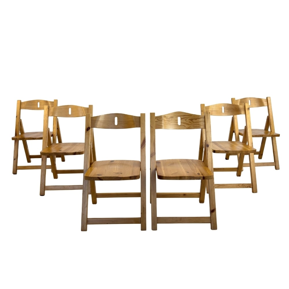 (6) RAINER DAUMILLER STYLE FOLDING CHAIRS: Dimensions: H 32.5” x W 15” x D 19.5” x SH 17”. Vintage set of 6 Scandinavian pine folding chairs in the style of Rainer Daumiller.