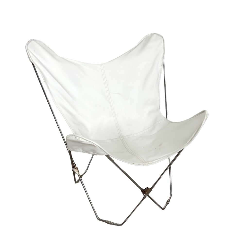 PAMPA MARIPOSA BUTTERFLY CHAIR: Dimensions: H 33.5” x W 24.5” x SD 13.5” x SH 14”. Vintage Pampa mariposa Butterfly chair by Cuero Design in white leather and chrome-plated steel frame.