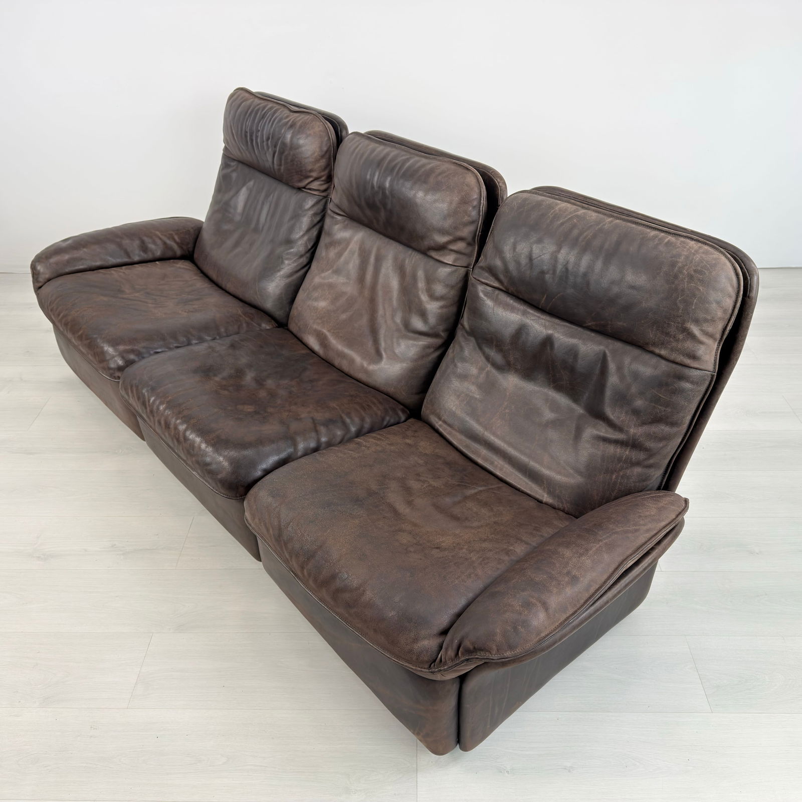 DE SEDE DS 49 THREE-SEATER SOFA, 1970s - 3