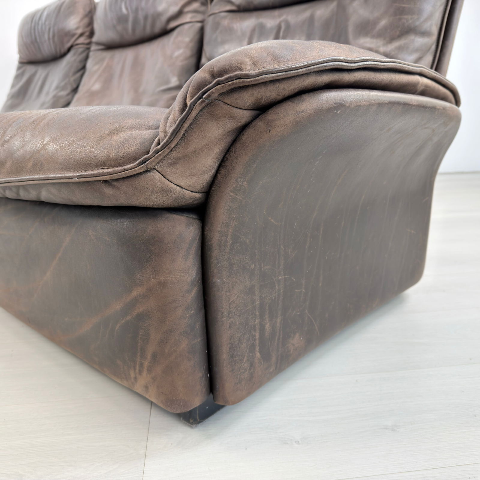 DE SEDE DS 49 THREE-SEATER SOFA, 1970s - 8