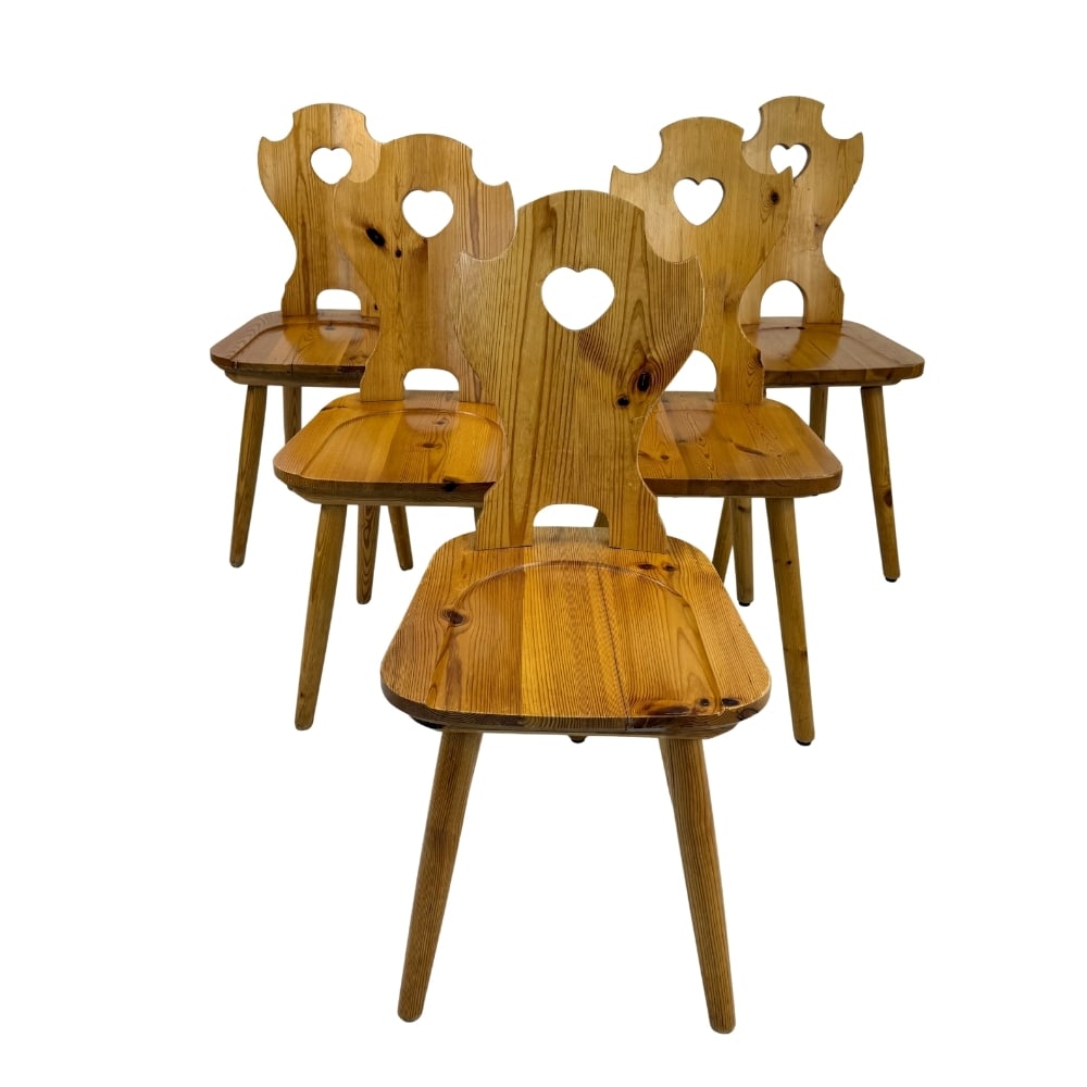 (5) PEMORA BAUERNSTUHL ROSI PINE CHAIRS: Dimensions: H 33.7” x W 15.7” x D 19” x SH 17.7”. Set of 5 Vintage Pemora Bauernstuhl Rosi solid pine chairs with a heart-shaped cutout.