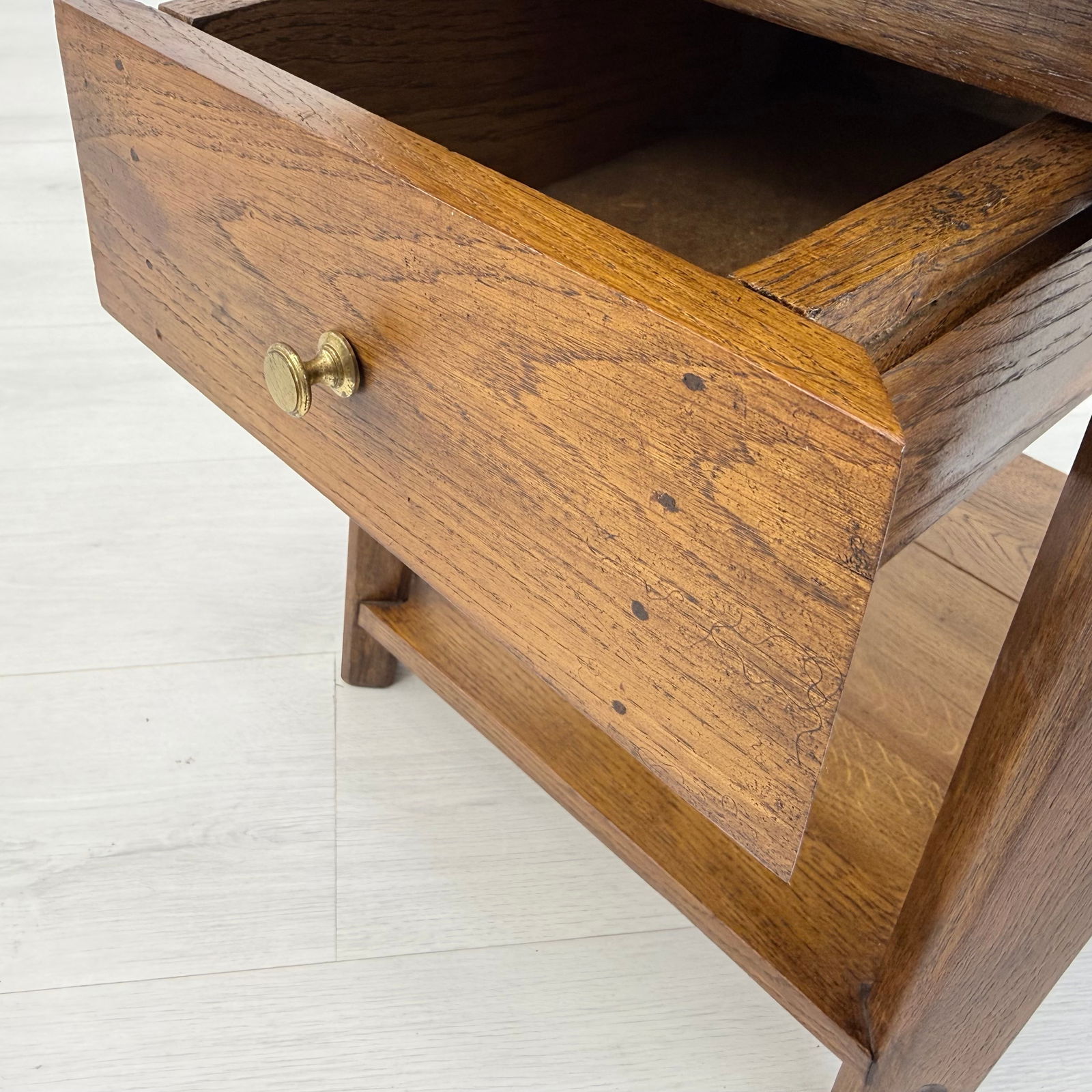 ART DECO SIDE TABLE - 8