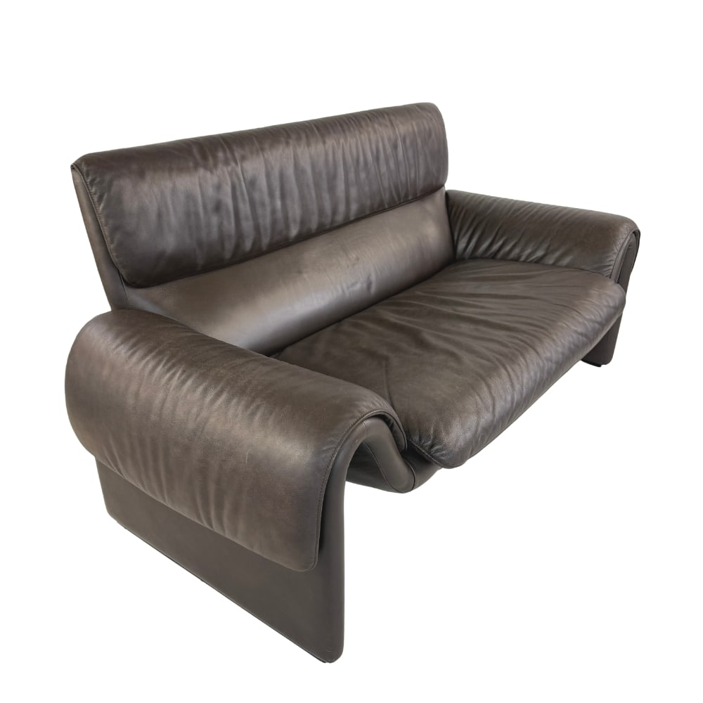 DE SEDE DS 2011 LEATHER SOFA, 1980s: Dimensions: H 32.5” x W 63” x D 30” x SH 16”. Two-seat dark brown leather sofa DS-2011 from De Sede with removable armrests and backrest.