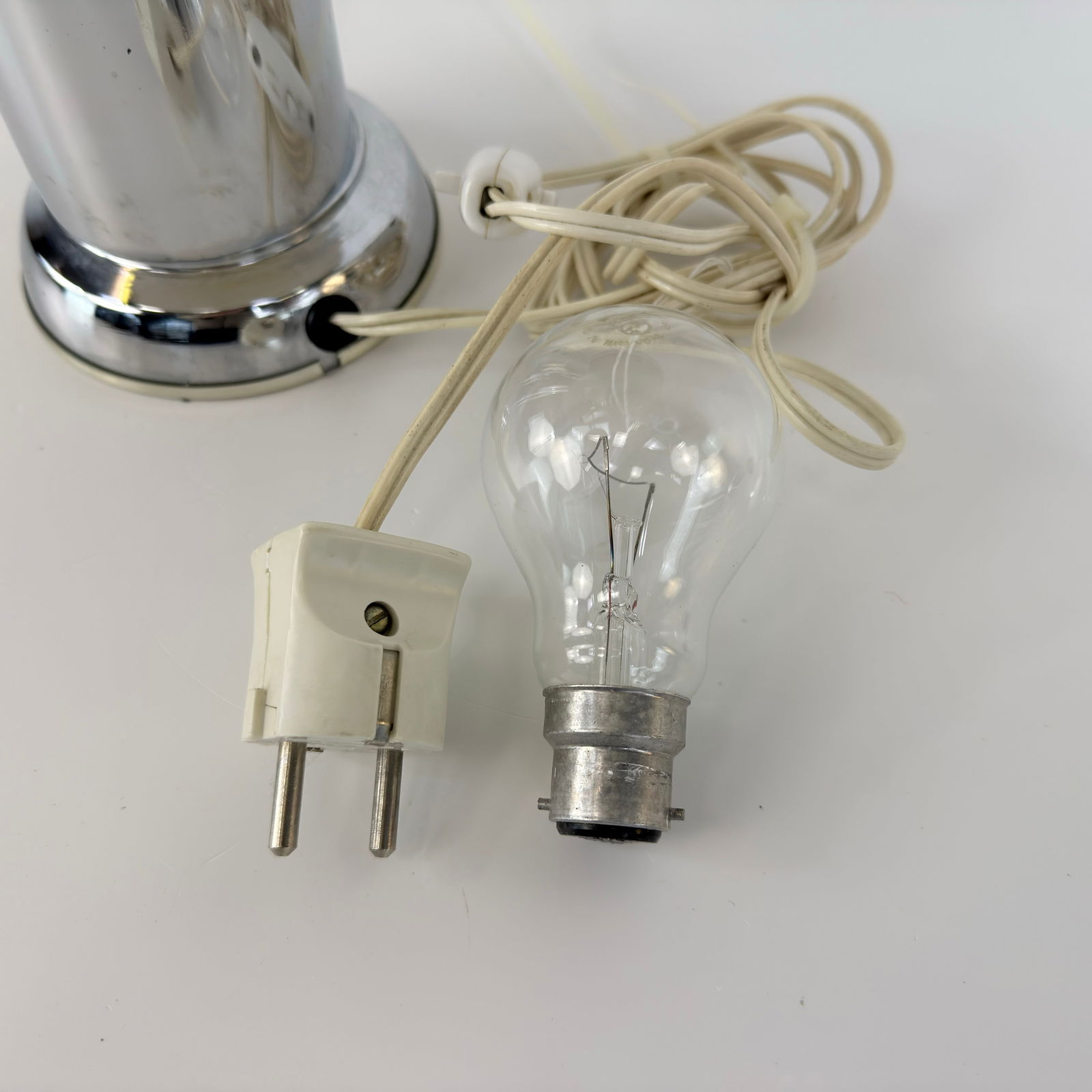 VINTAGE TABLE LAMP - 6