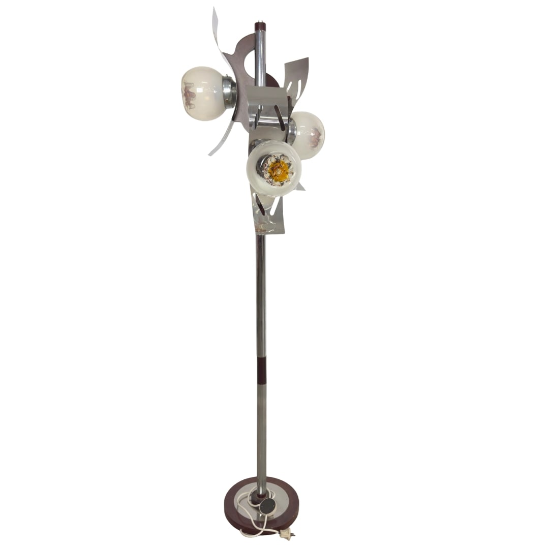 SPACE AGE MAZZEGA FLOOR LAMP: Dimensions: H 63”. Vintage Italian Space Age Mazzega Murano glass and chrome floor lamp.