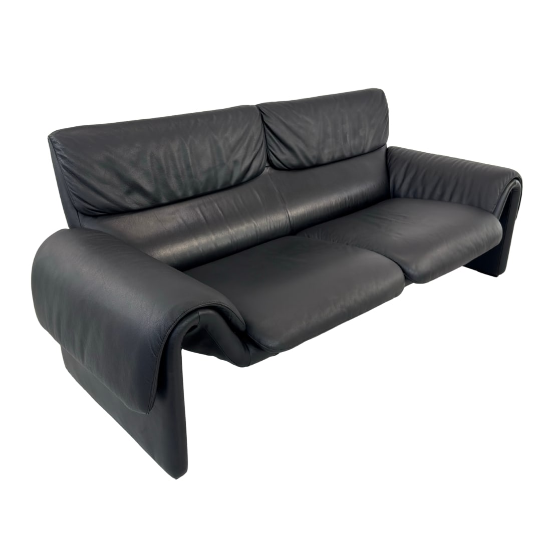 DE SEDE DS 2011 BLACK LEATHER SOFA: Dimensions: H 33” x W 77” x D 30” x SH 16”. De Sede DS 2011 two-seater black leather sofa with removable armrests and backrests. Great vintage condition