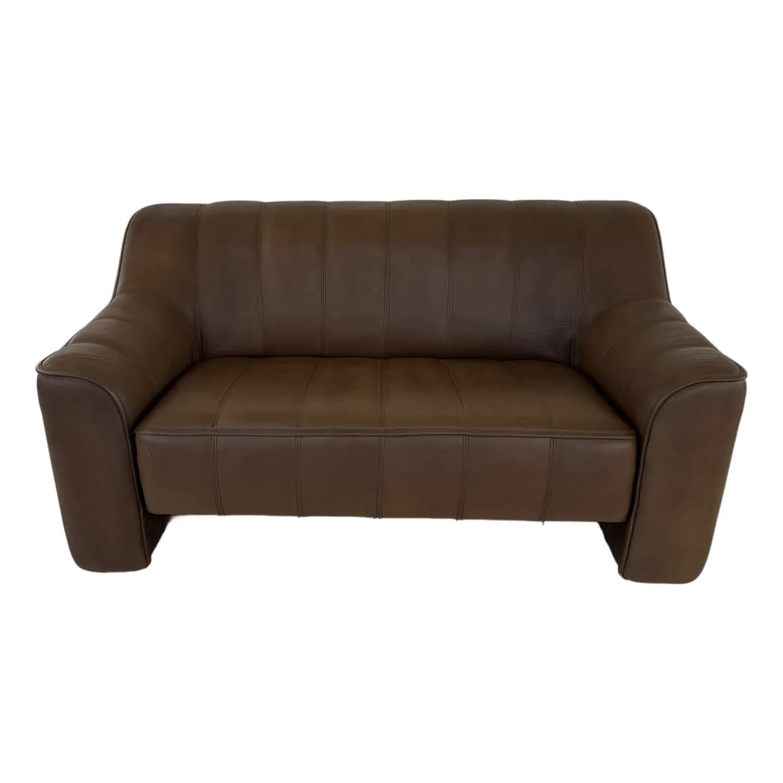 DE SEDE DS 44 TWO-SEAT SOFA, 1970s: Dimensions: H 27.7” x W 53” x D 31” x SH 16”. Vintage brown Buffalo leather two-seater sofa from De Sede, model DS 44. As new condition