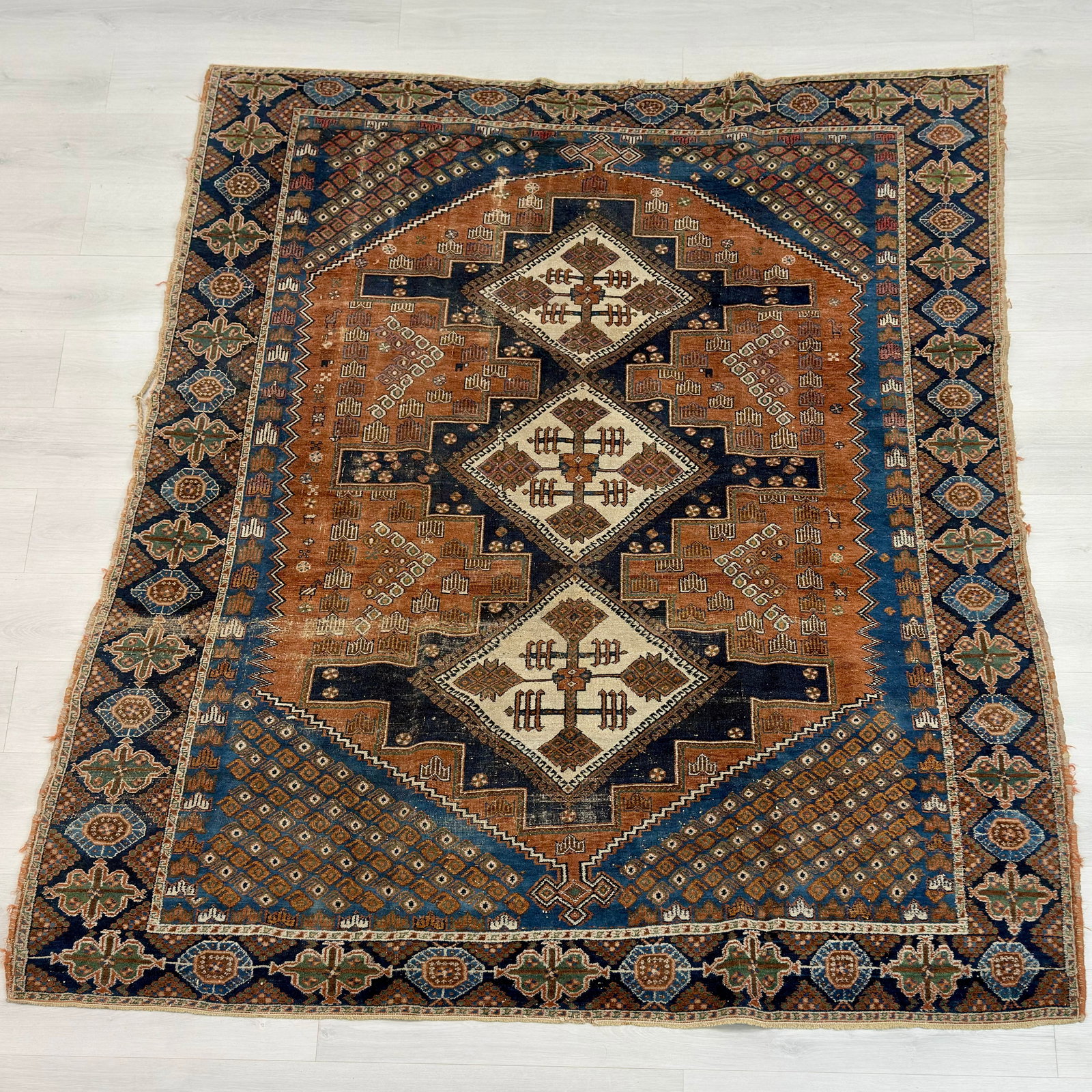 ANTIQUE OCASION WOOL RUG (1 of 8)