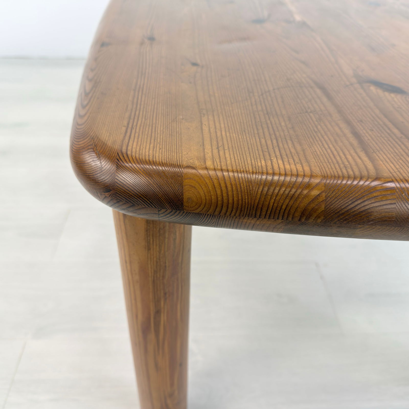 SCANDINAVIAN COFFEE TABLE - 10