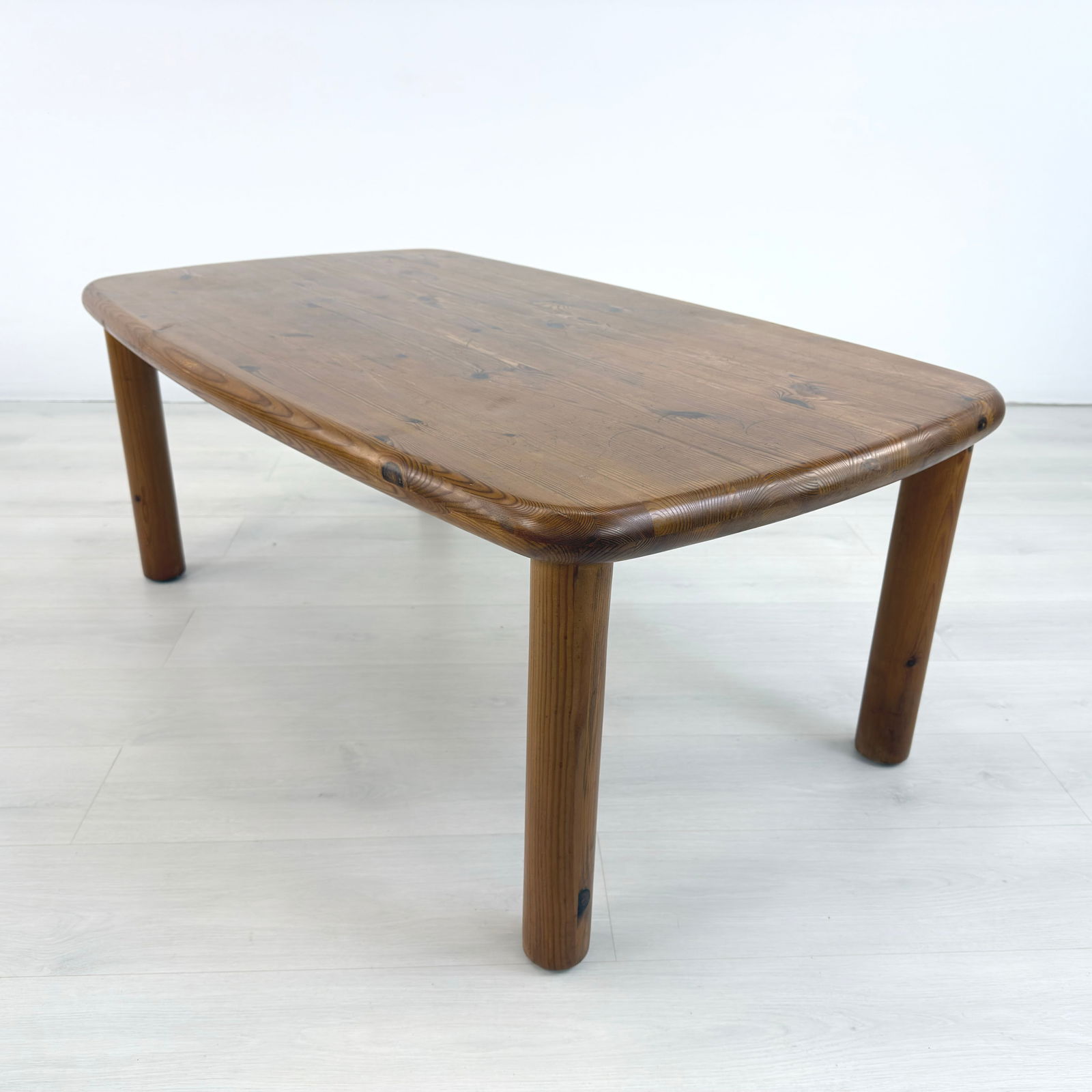 SCANDINAVIAN COFFEE TABLE - 3