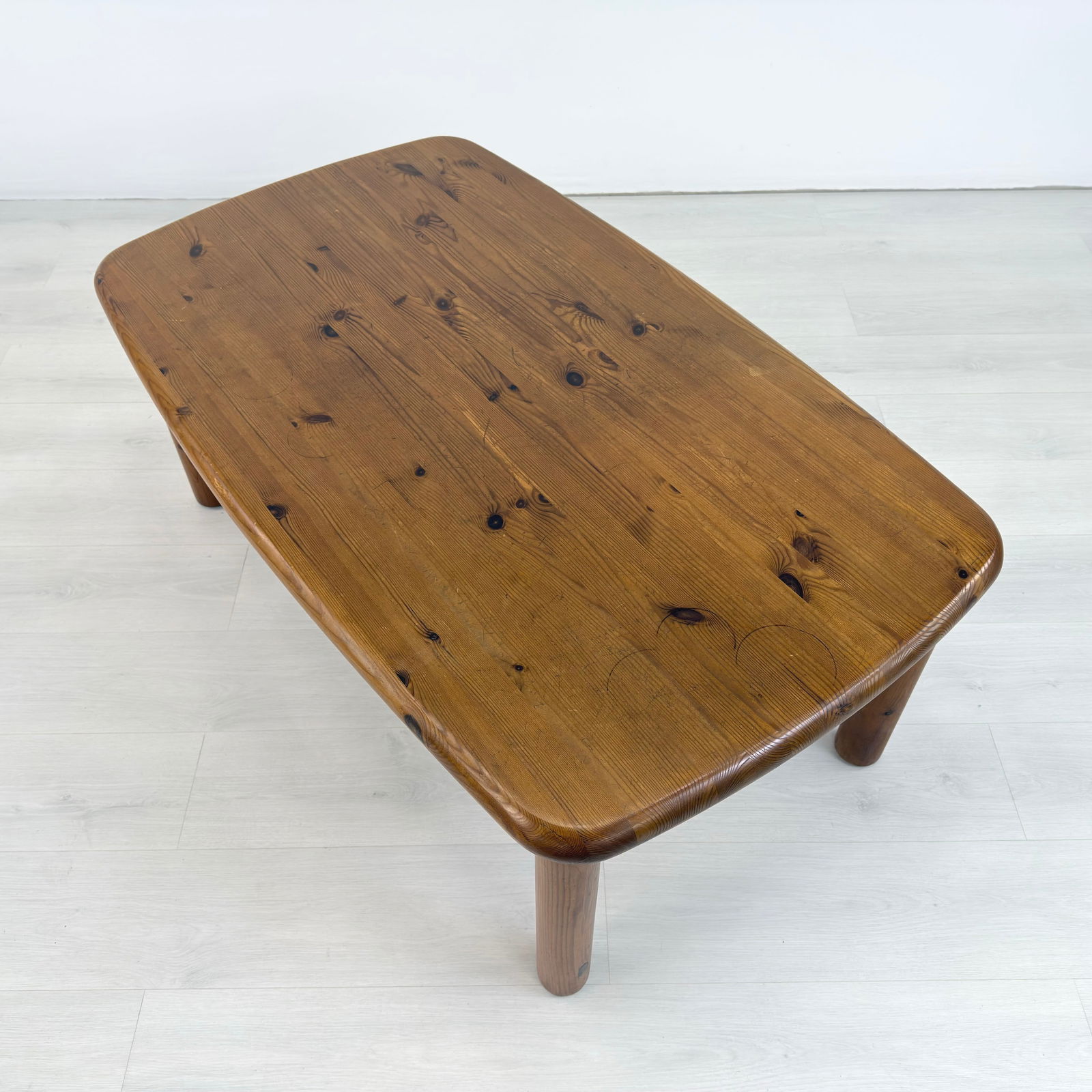 SCANDINAVIAN COFFEE TABLE - 4