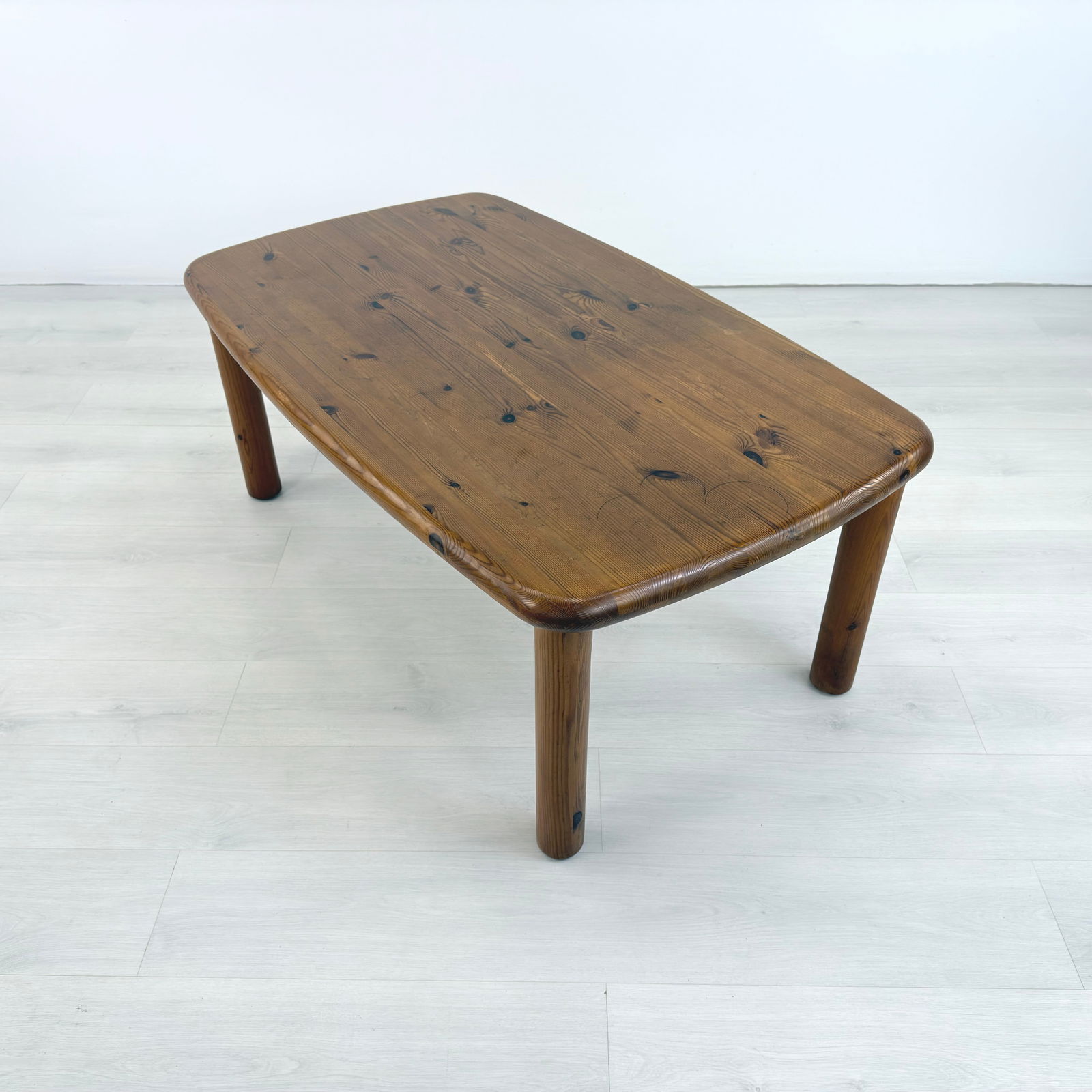 SCANDINAVIAN COFFEE TABLE - 5