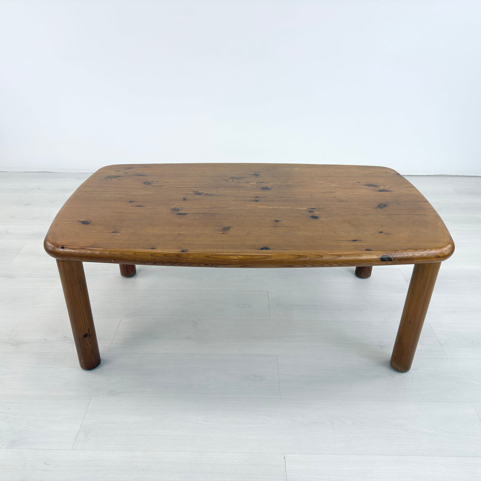 SCANDINAVIAN COFFEE TABLE - 6