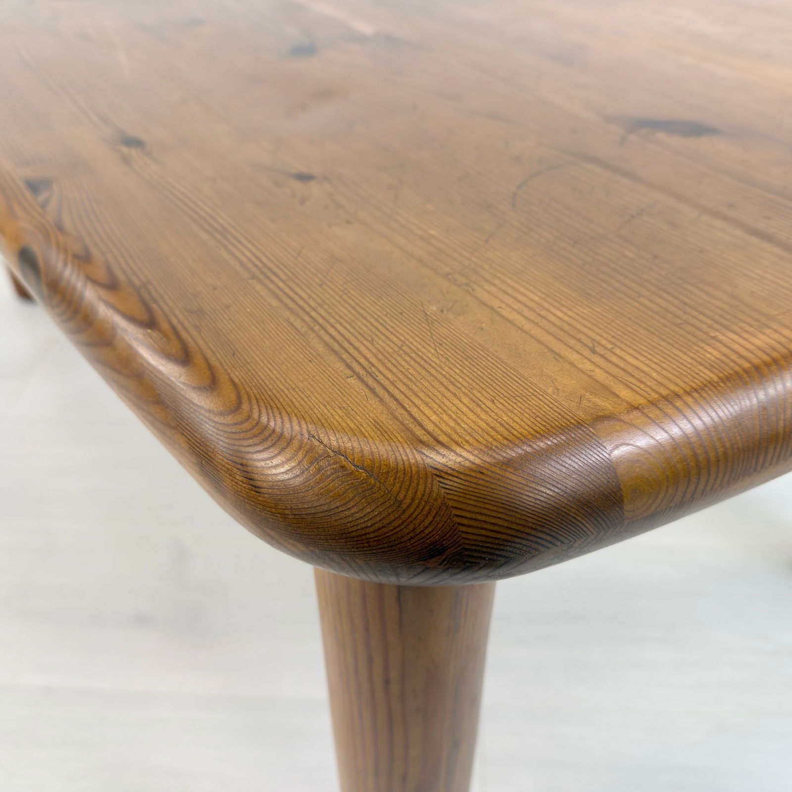 SCANDINAVIAN COFFEE TABLE - 9