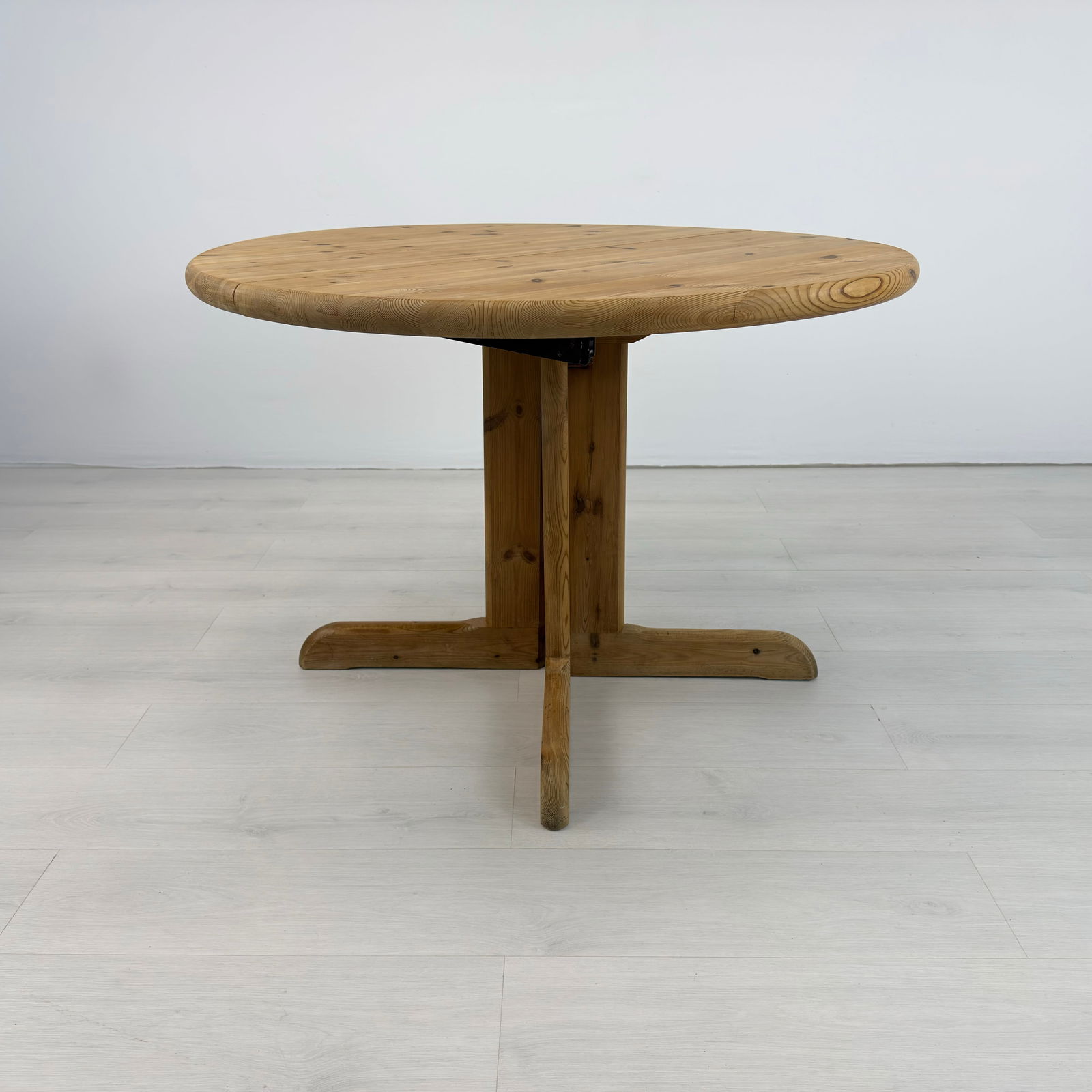 SCANDINAVIAN EXTENDABLE DINING TABLE - 3